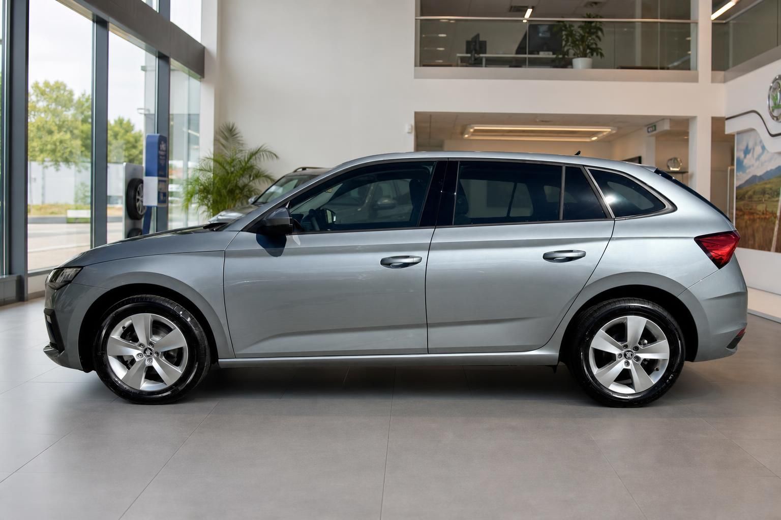 Skoda Scala Kombi in Silber, Seitenansicht im Autohaus
