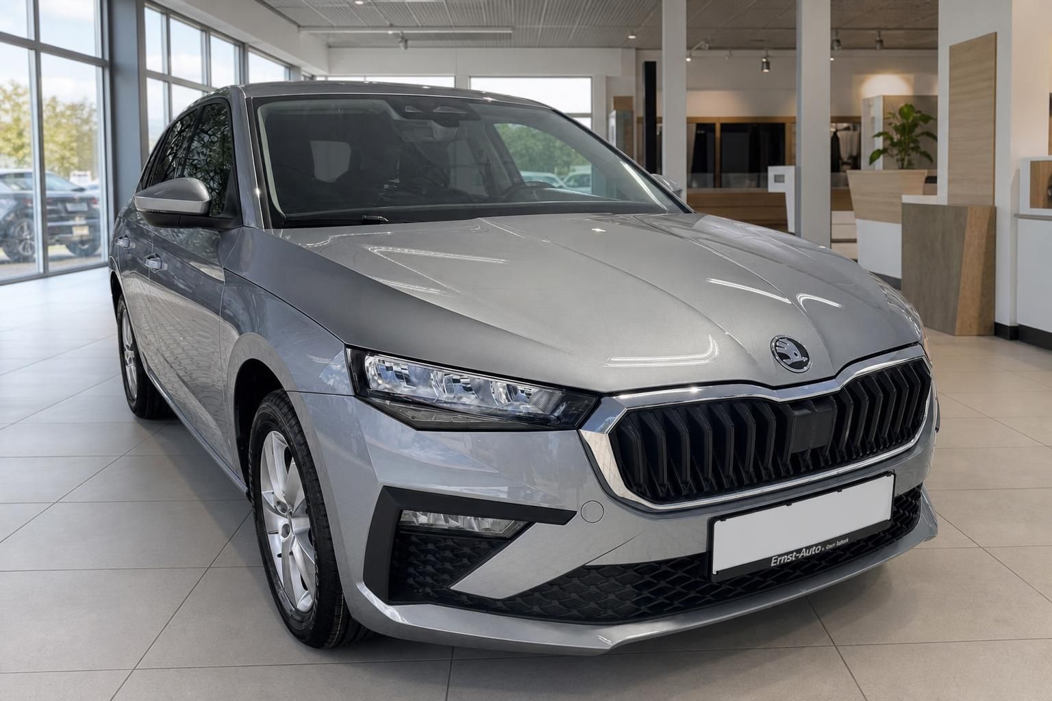 Skoda Scala Frontansicht in Silber, Neuwagen im Showroom