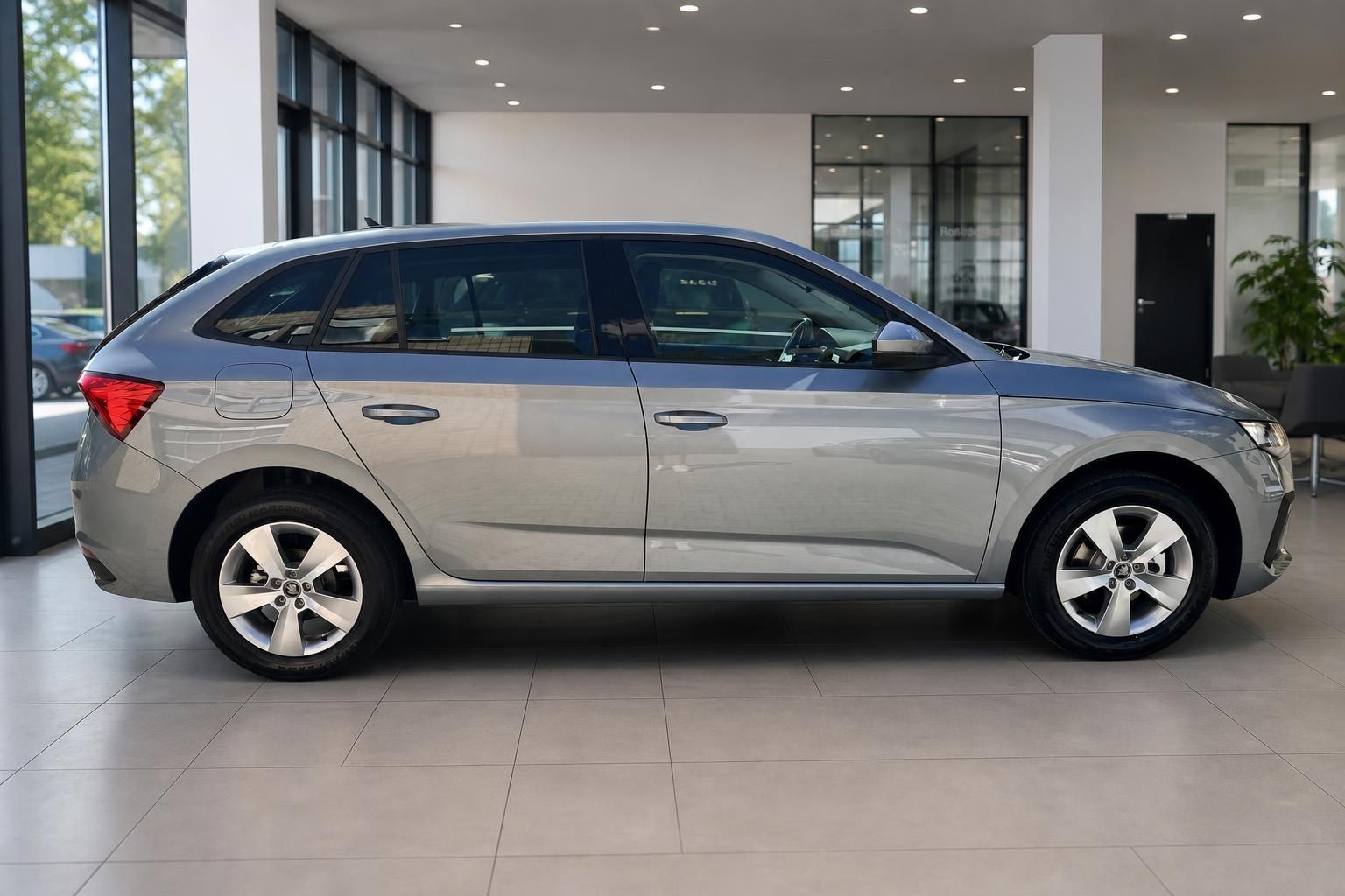 Skoda Scala in Grau, Seitenansicht im Showroom