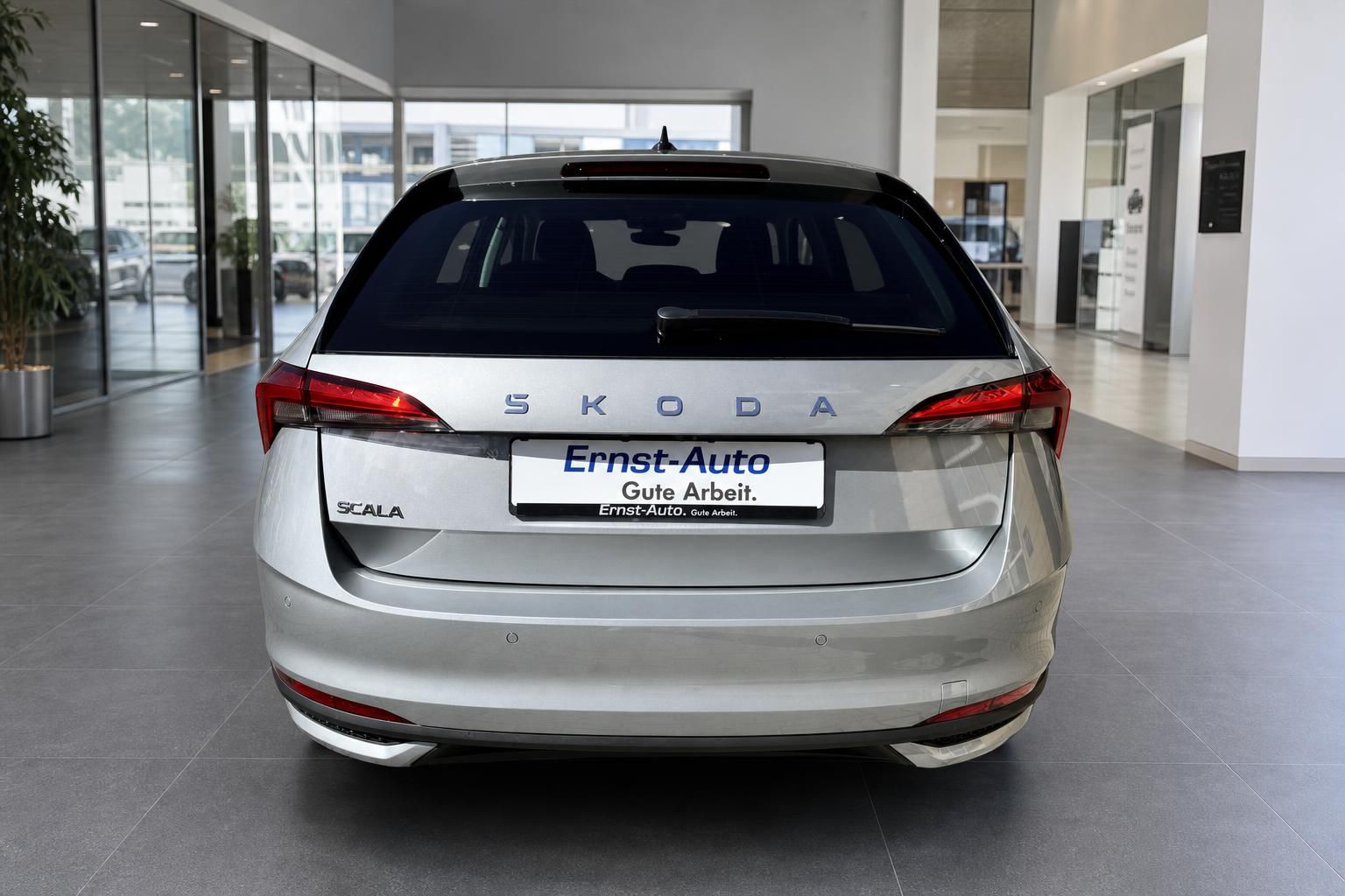 Skoda Scala Heckansicht, silbernes Fahrzeug im Autohaus