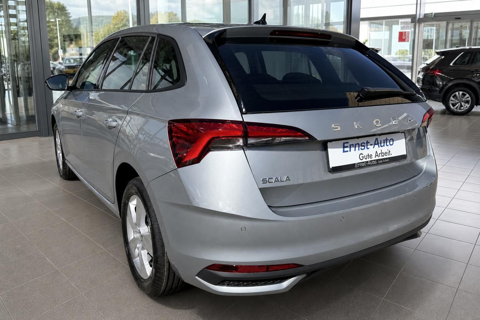 Skoda Scala Heck seitlich, silberner Kombi im Autohaus
