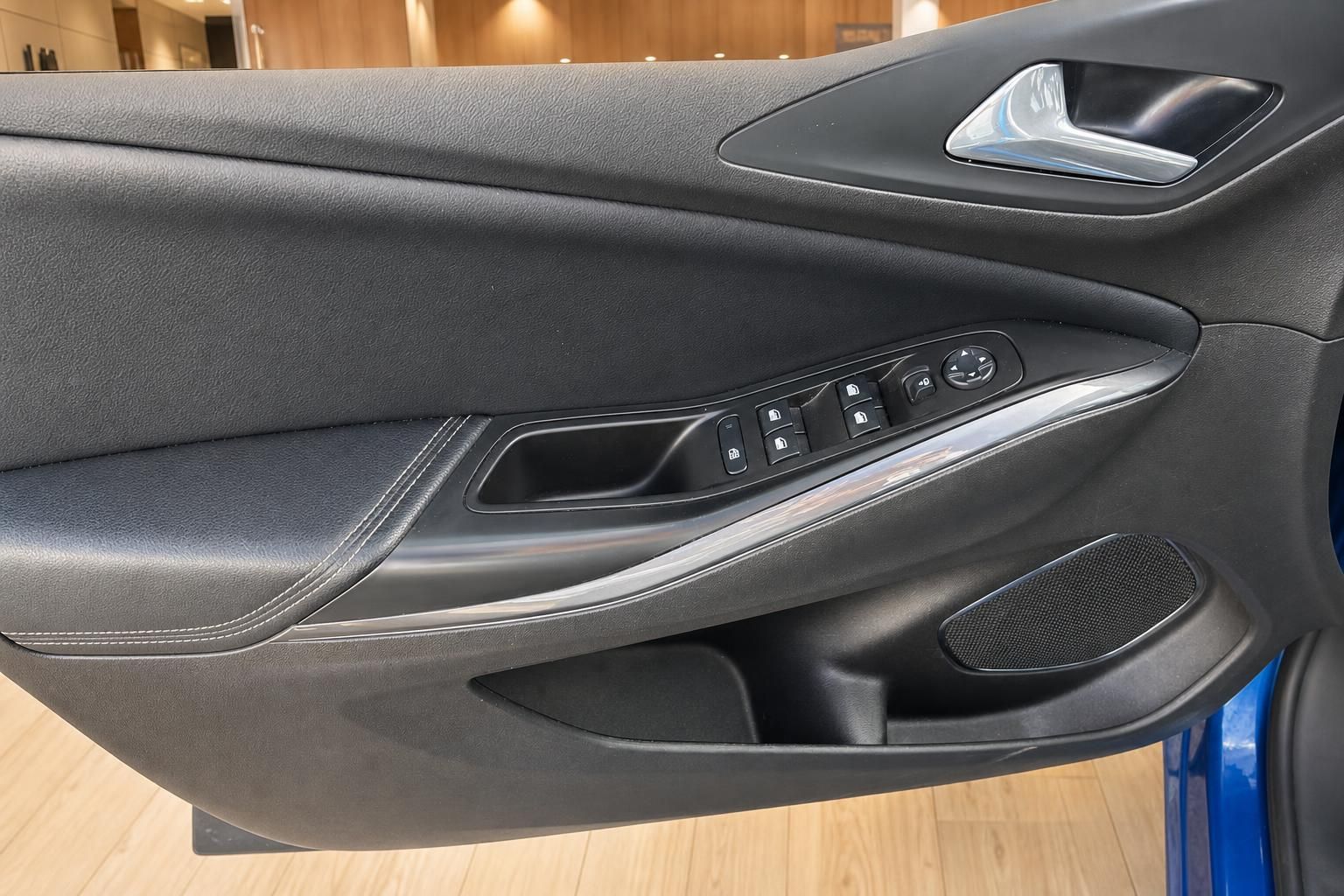 Innenraum Opel Grandland X, Tuerverkleidung mit Bedienelementen im Detail