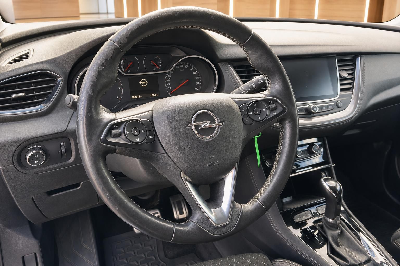 Opel Lenkrad und Cockpit mit Digitaltacho im Innenraum