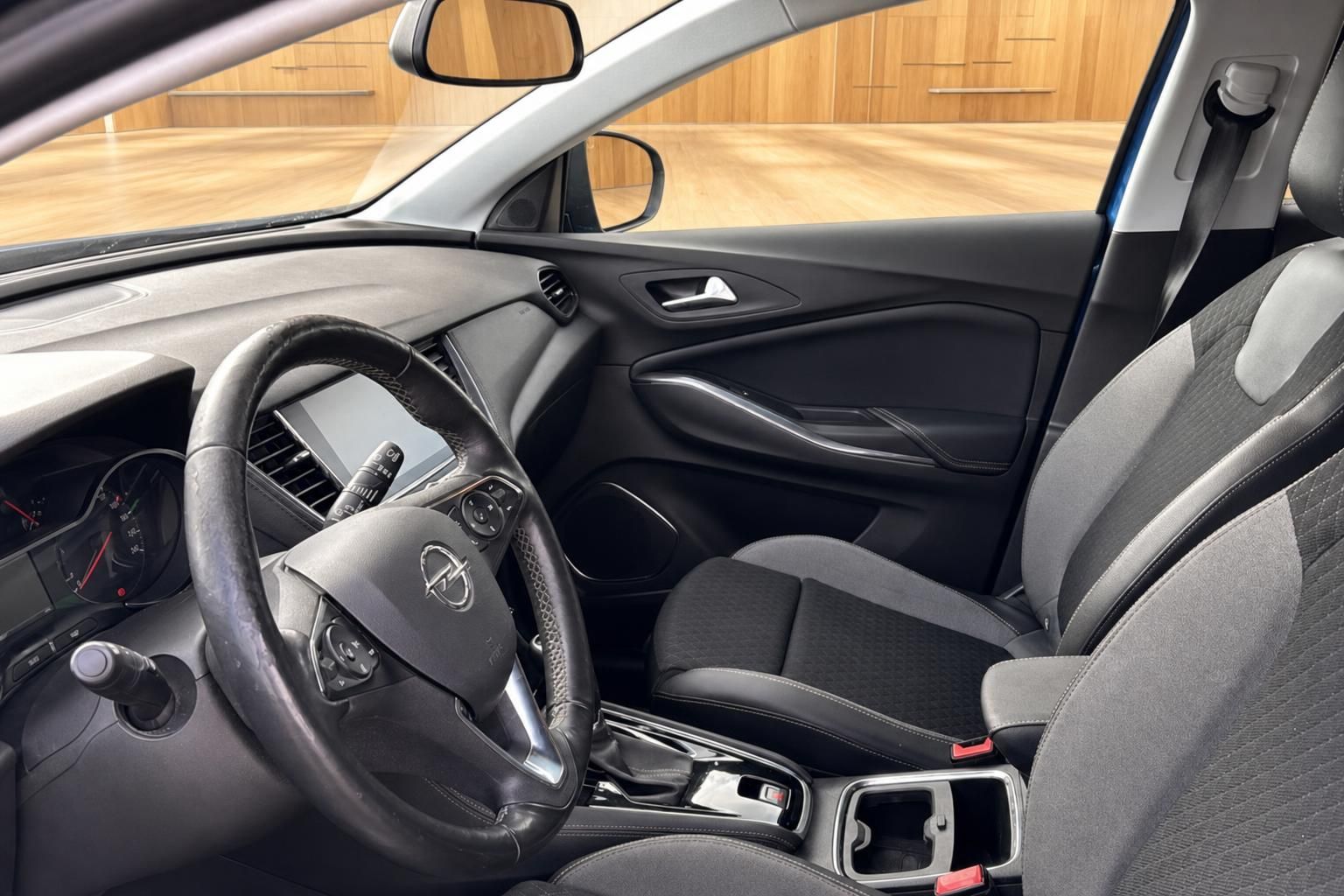 Opel Innenraum mit Fahrersitz und Armaturenbrett von vorne