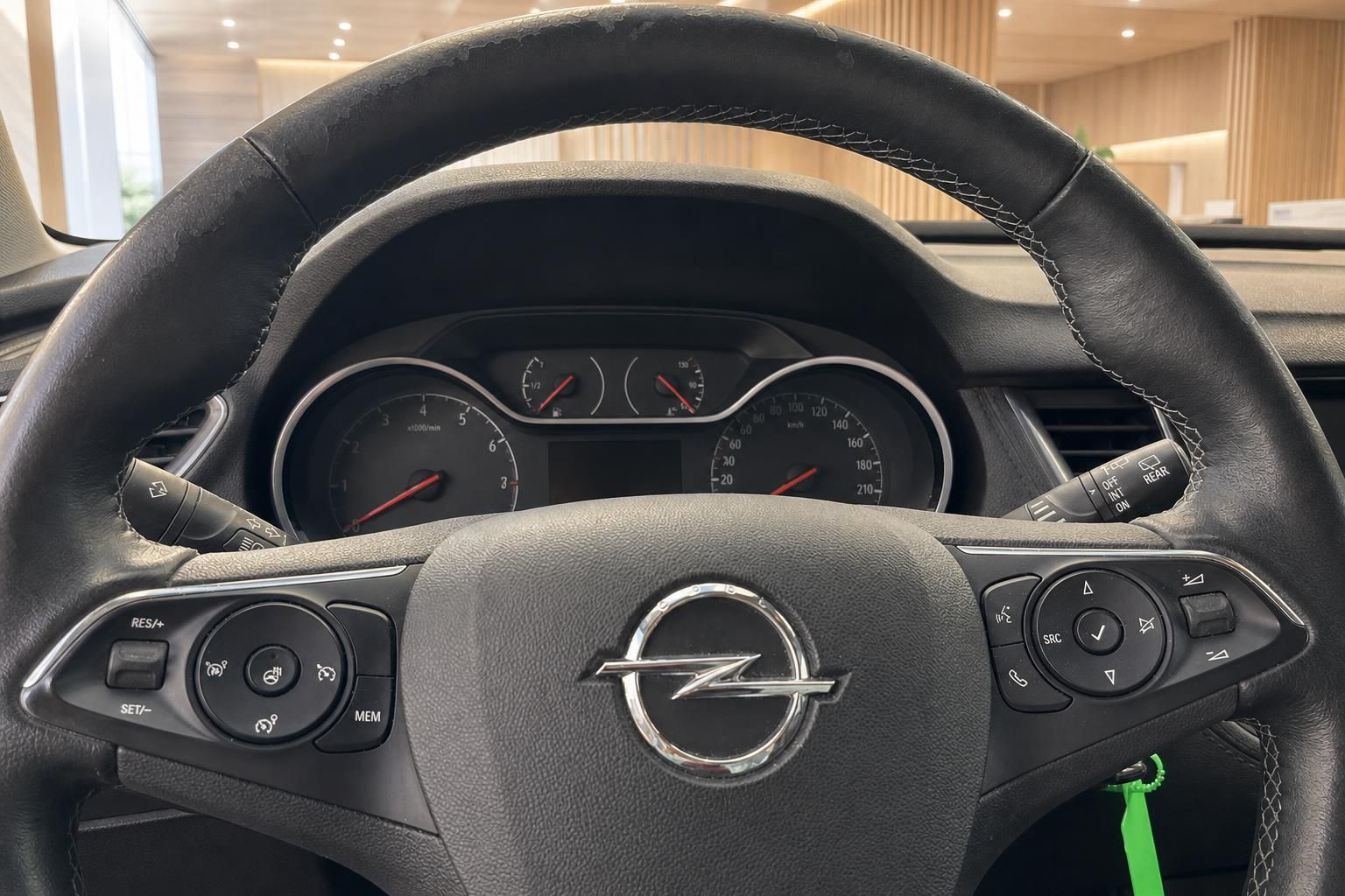 Opel Lenkrad Detailansicht mit Bedienelementen und Tacho