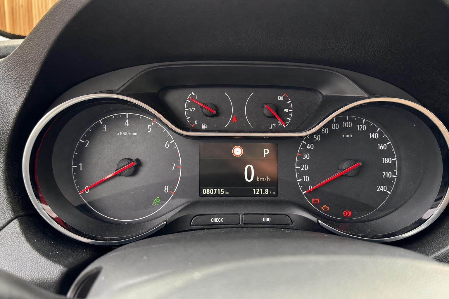 Opel Kombiinstrument mit Tachometer und Kilometerstand