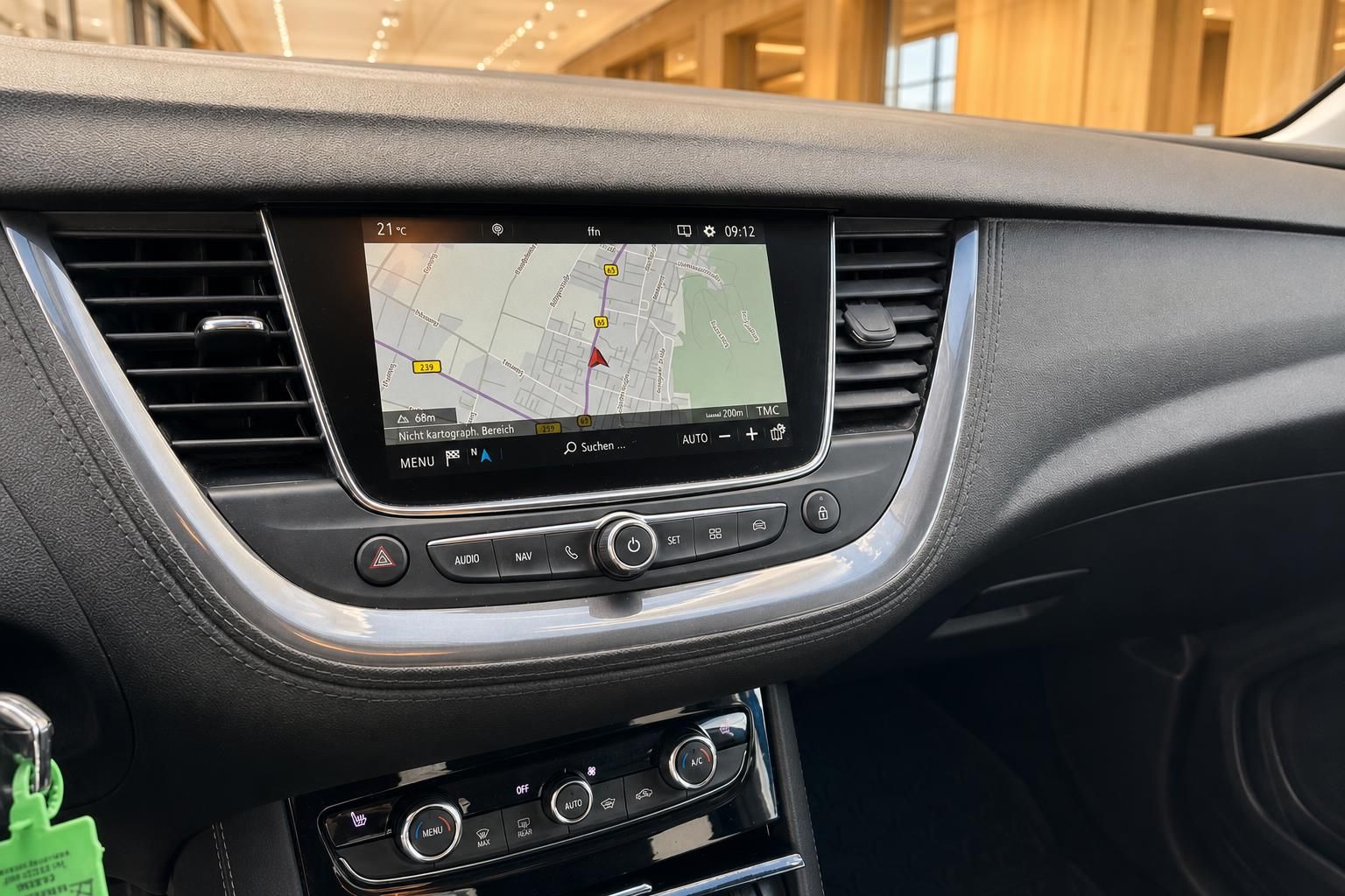 Opel Navigationssystem und Klimabedienung im Cockpit