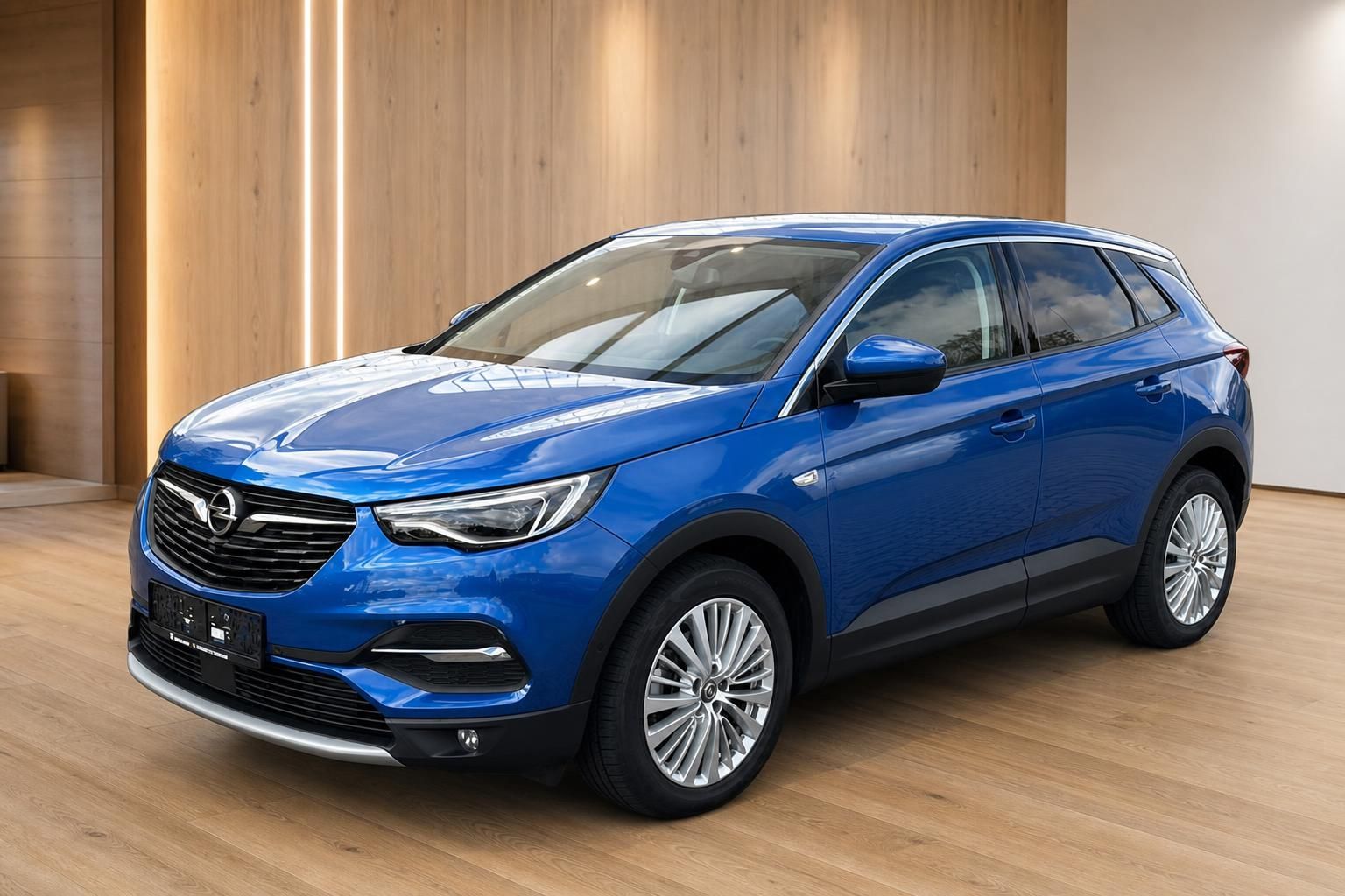 Opel Grandland X blau, seitliche Frontansicht im Autohaus