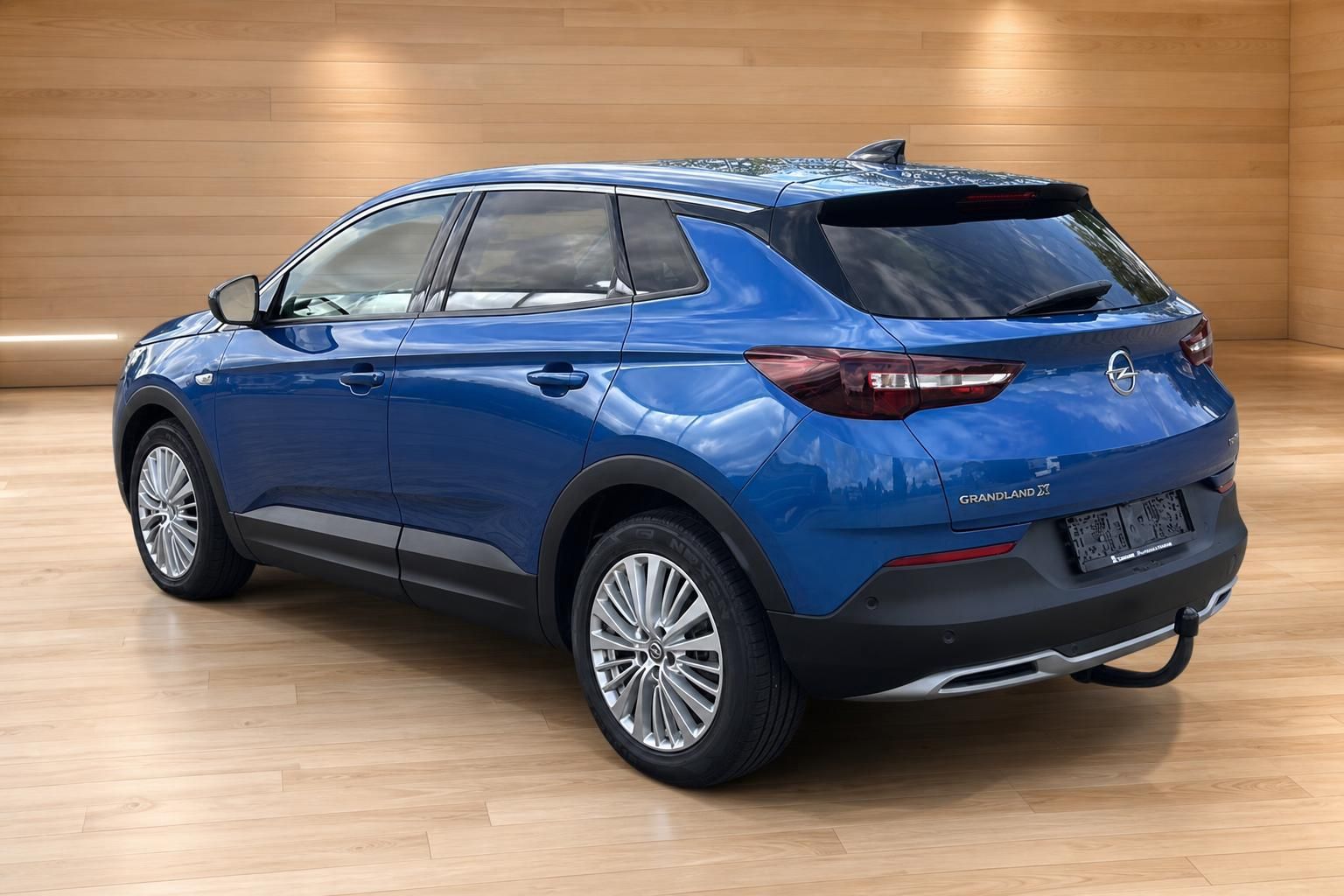 Opel Grandland X in Blau, Heckansicht schräg mit Anhängerkupplung