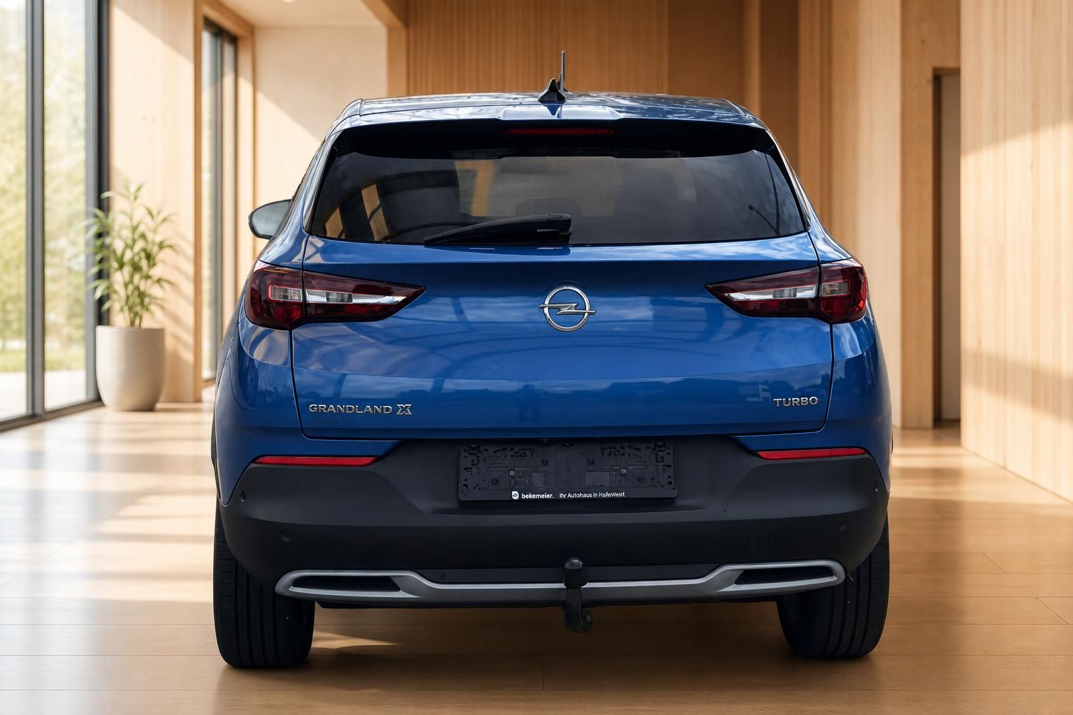 Opel Grandland X Turbo blau, Heckansicht mit Anhängerkupplung