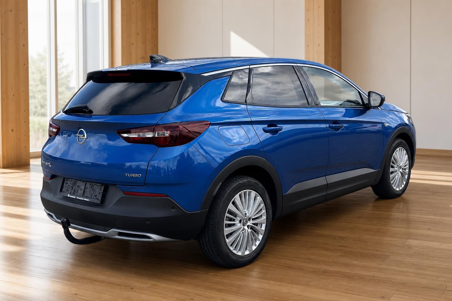 Opel Grandland X Turbo blau, Heckansicht schraeg in Ausstellungsraum