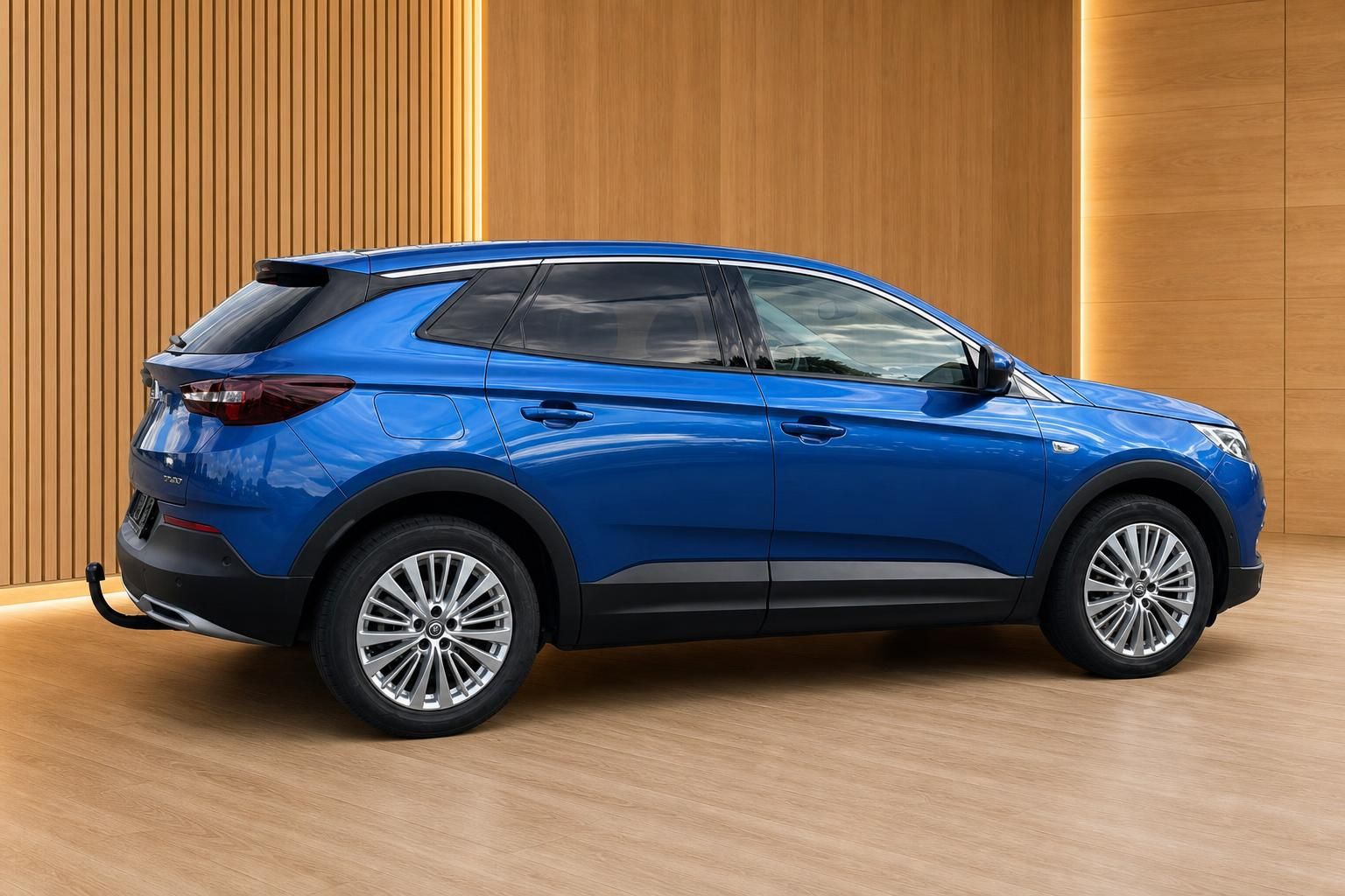 Opel Grandland X in Blau, Seitenansicht mit Anhaengerkupplung im Autohaus