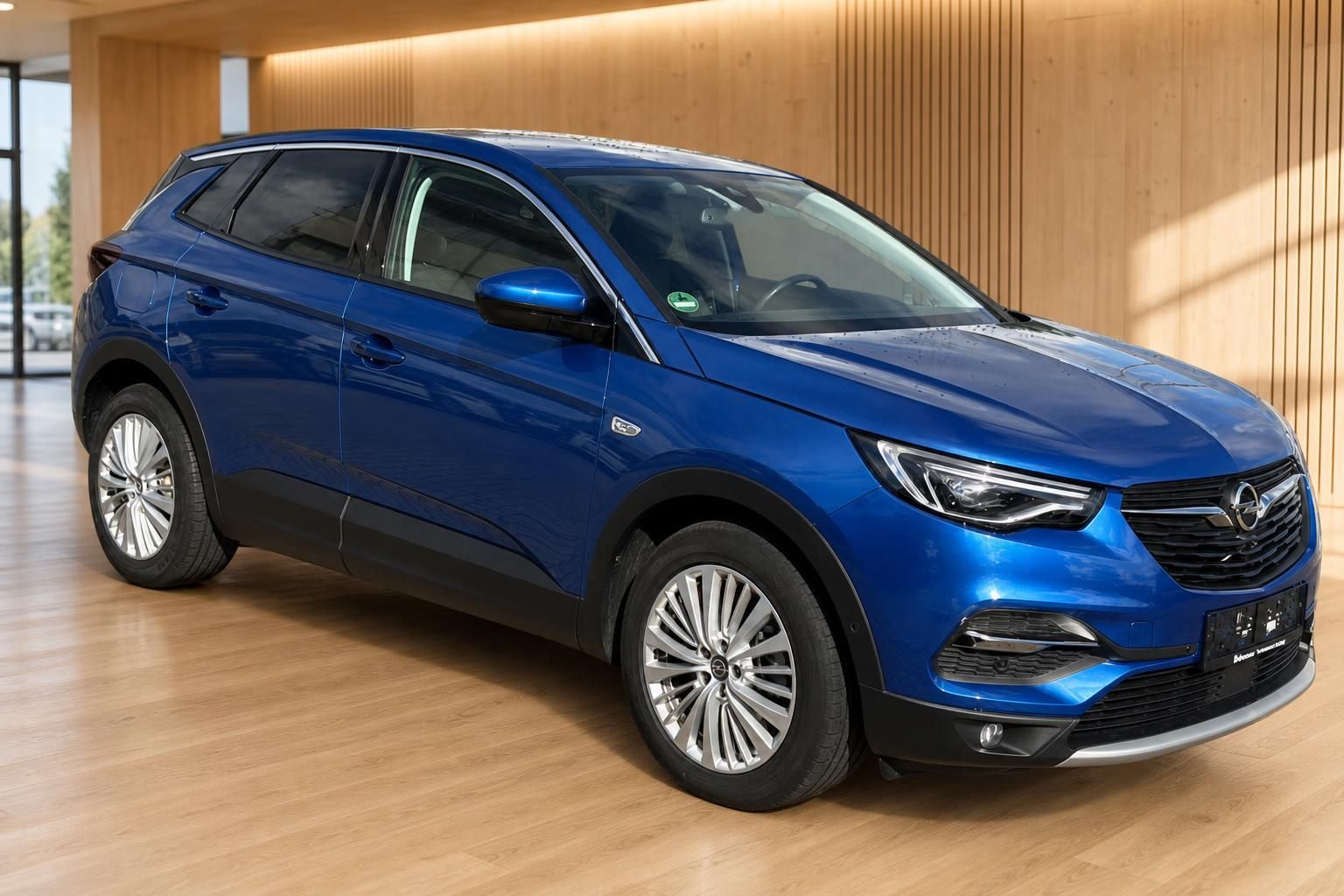 Opel Grandland X in Blau, Frontansicht schraeg im Showroom