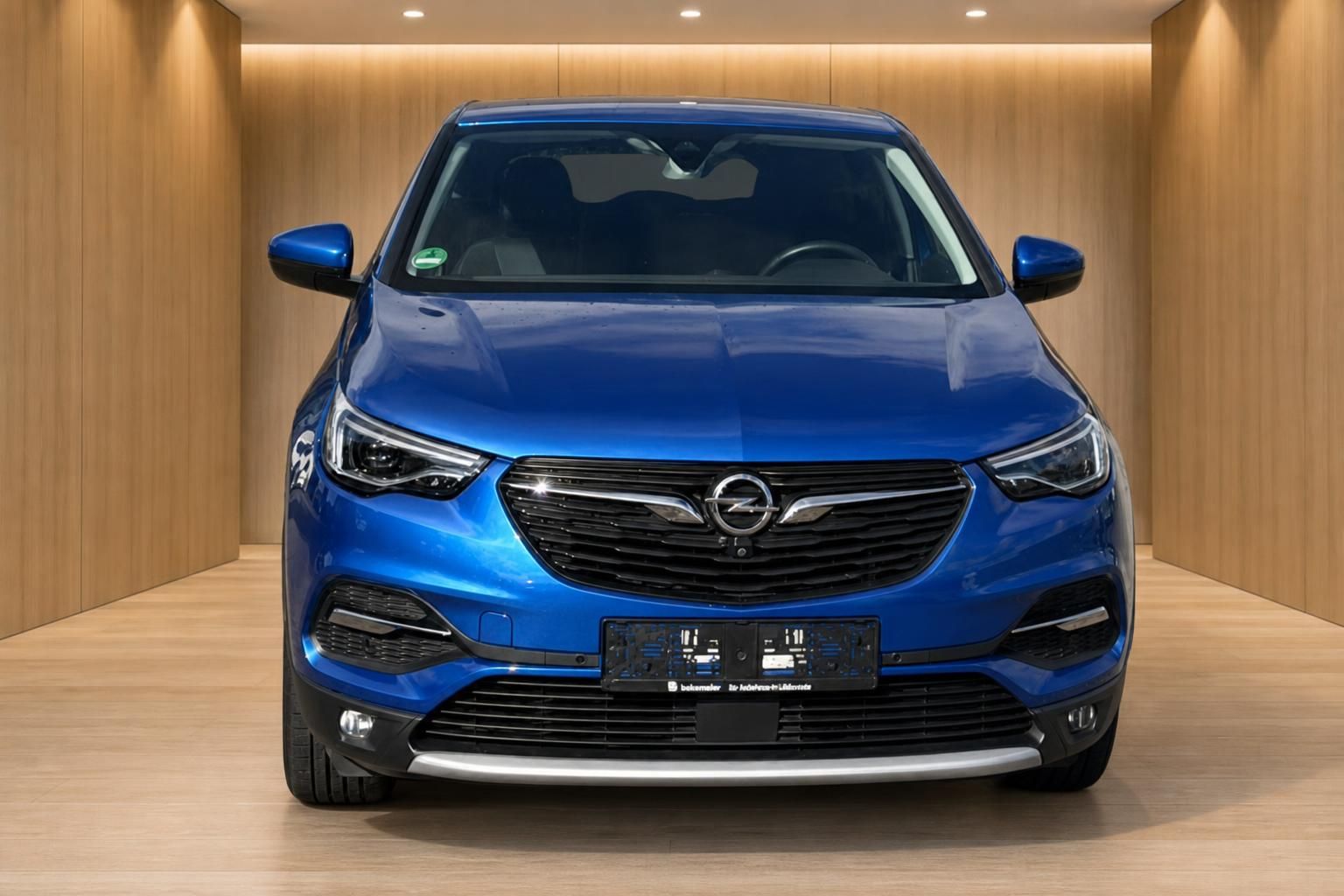 Opel Grandland X blau, Frontansicht mit Kuehlergrill und Opel-Logo