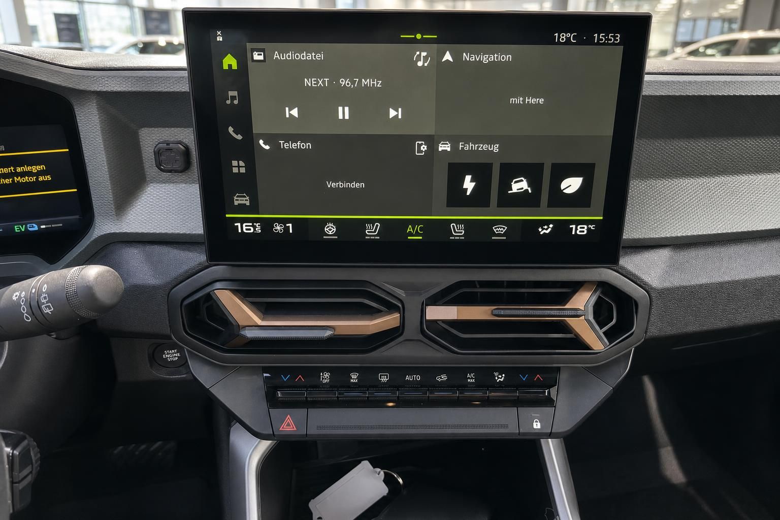 Infotainment-Touchscreen und Klimabedienung im Fahrzeugcockpit
