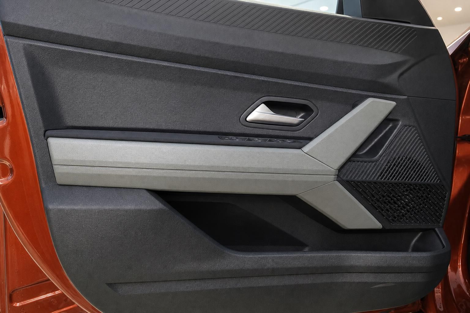 Detailansicht der Türverkleidung im Innenraum eines orangefarbenen Autos