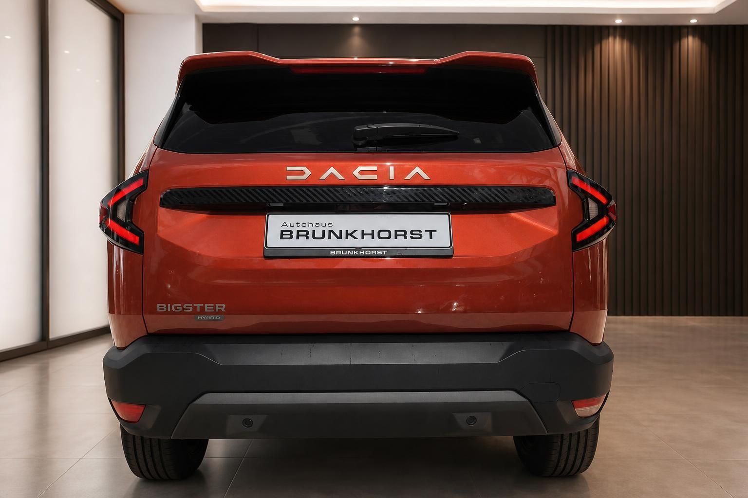 Dacia Bigster Hybrid, Heckansicht mit LED-Rückleuchten und Kennzeichenhalter