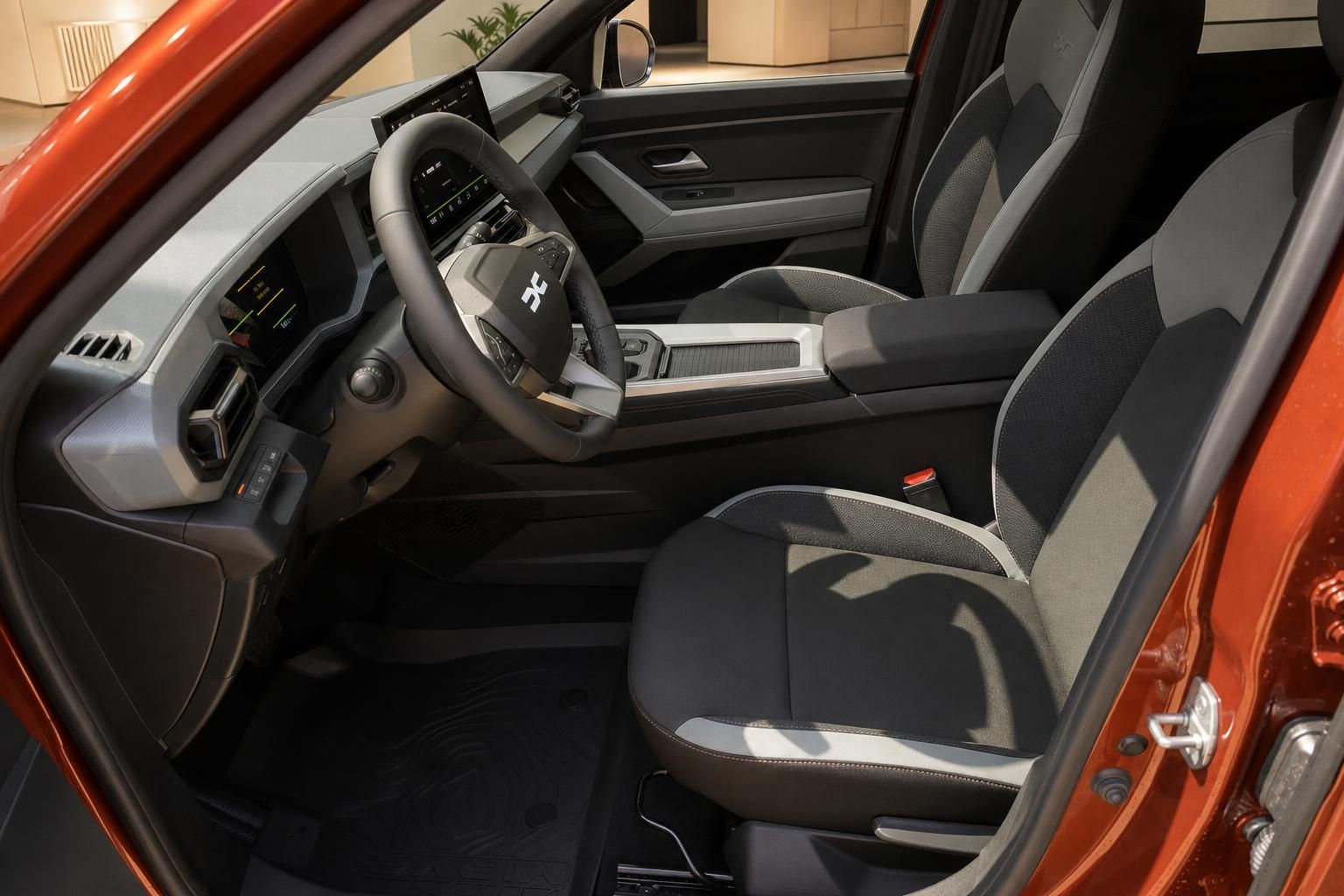 Dacia Bigster Innenraum, Blick auf Vordersitze und Cockpit durch offene Tür