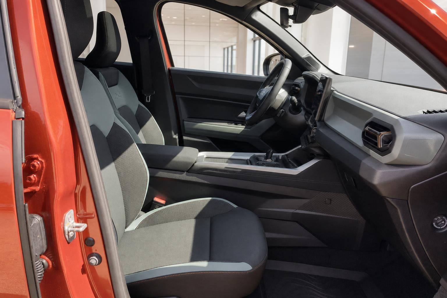 Vorderer Innenraum mit Sitzen und Armaturenbrett in orangefarbenem Fahrzeug