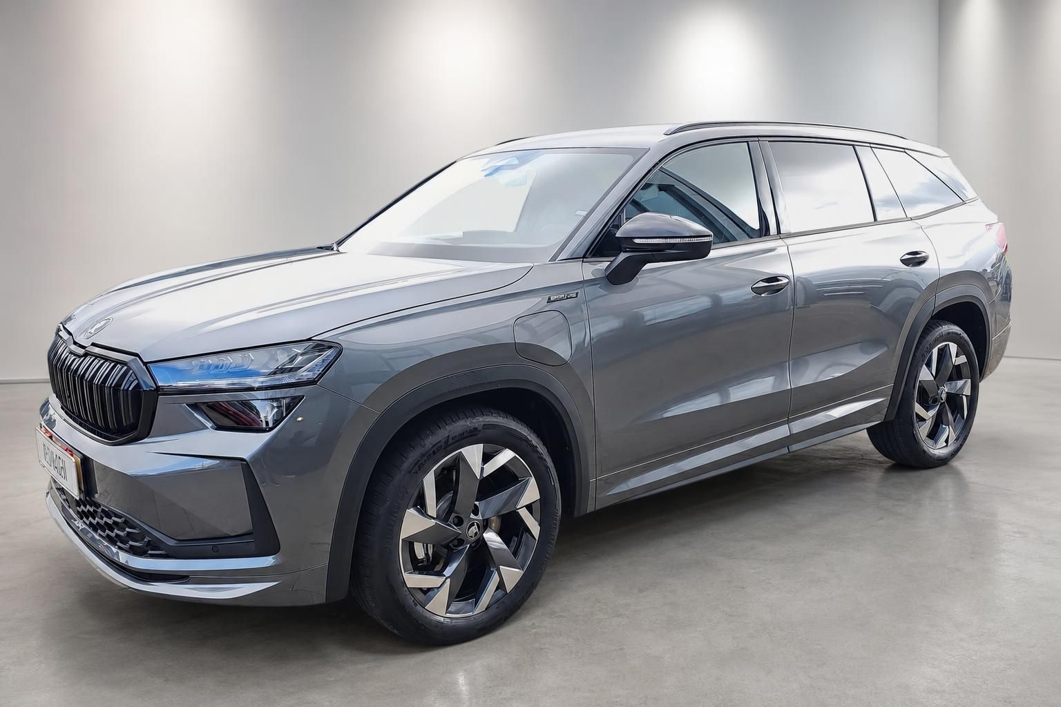 Skoda Kodiaq Sportline SUV grau, Frontansicht schräg im Studio