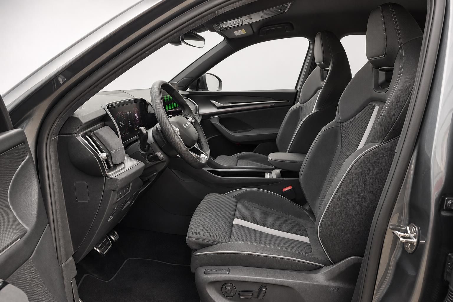 Skoda Innenraum mit Sportsitzen in Schwarz und Cockpit-Ansicht