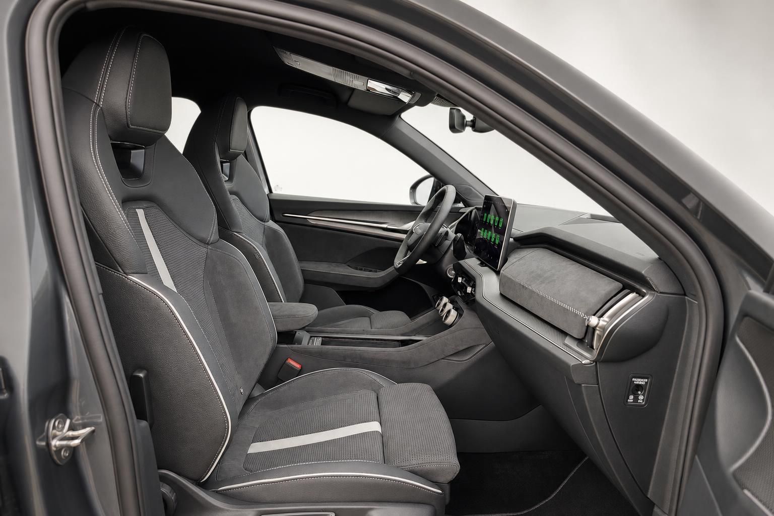 Skoda Innenraum Vordersitze mit Lenkrad und Digitalcockpit Detailansicht