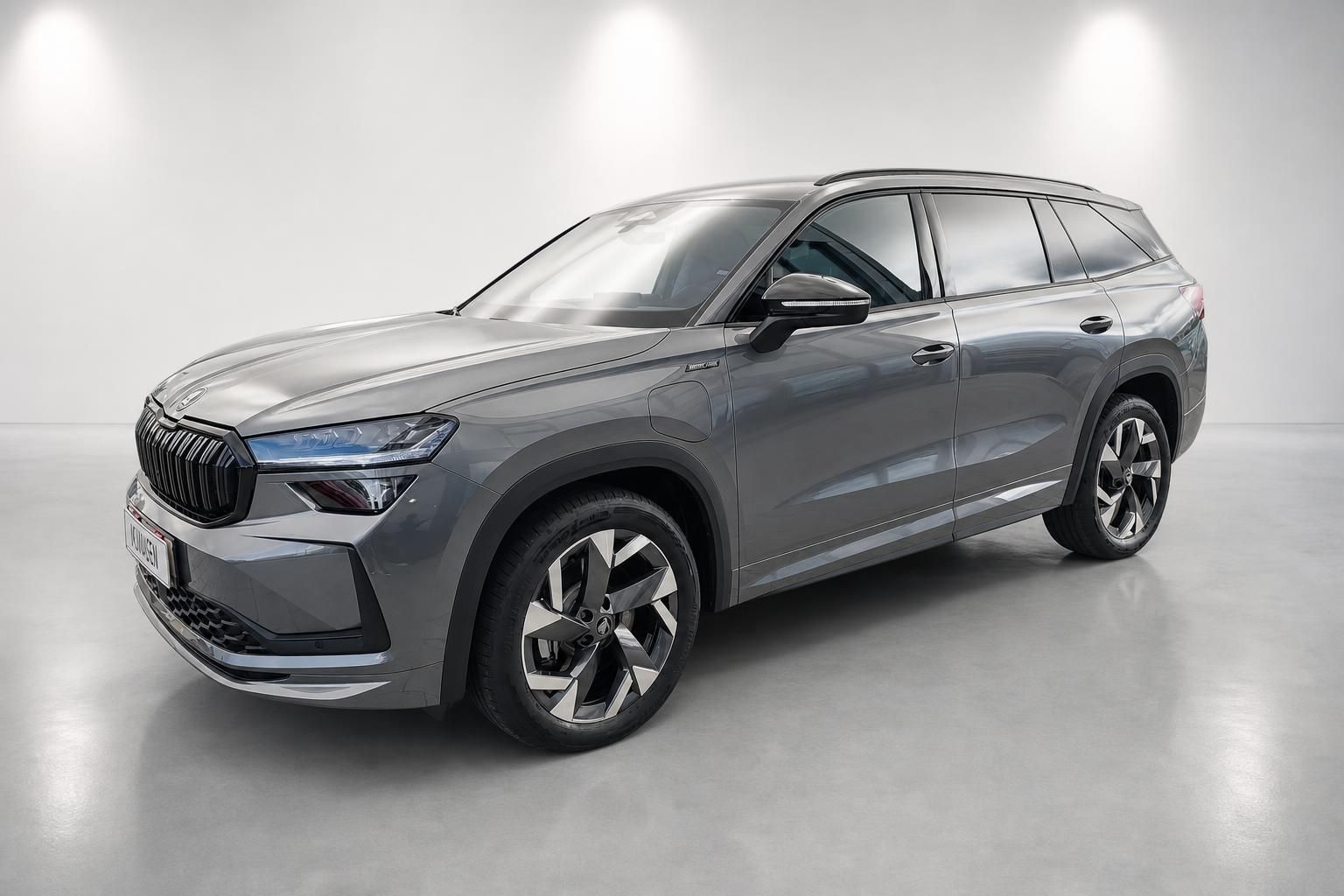 Skoda Kodiaq grau SUV Frontansicht schraeg Studio