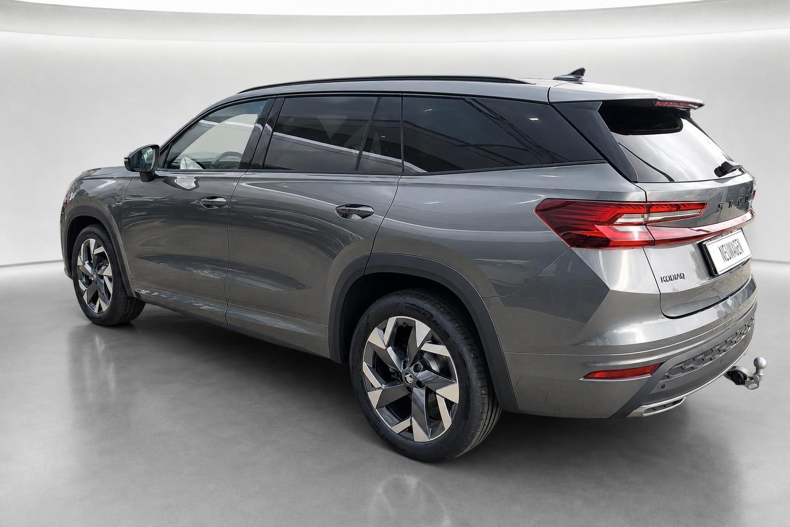 Skoda Kodiaq grau SUV Heckansicht schraeg Studio