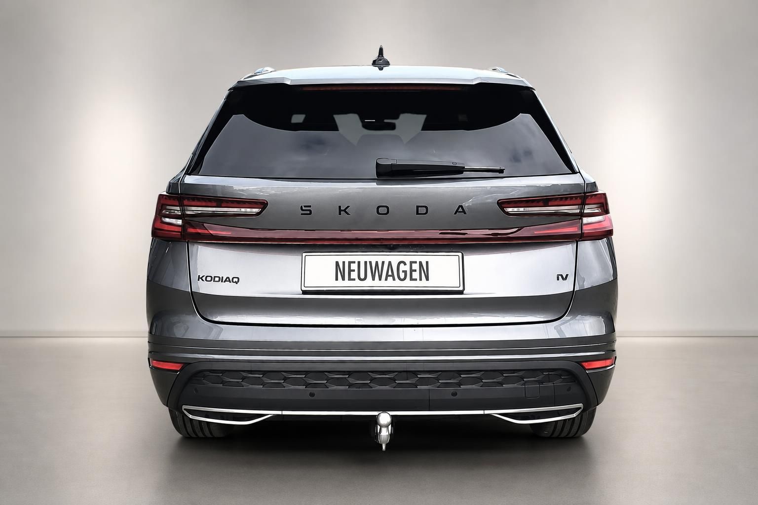Skoda Kodiaq iV Heckansicht, grauer SUV mit Anhängerkupplung