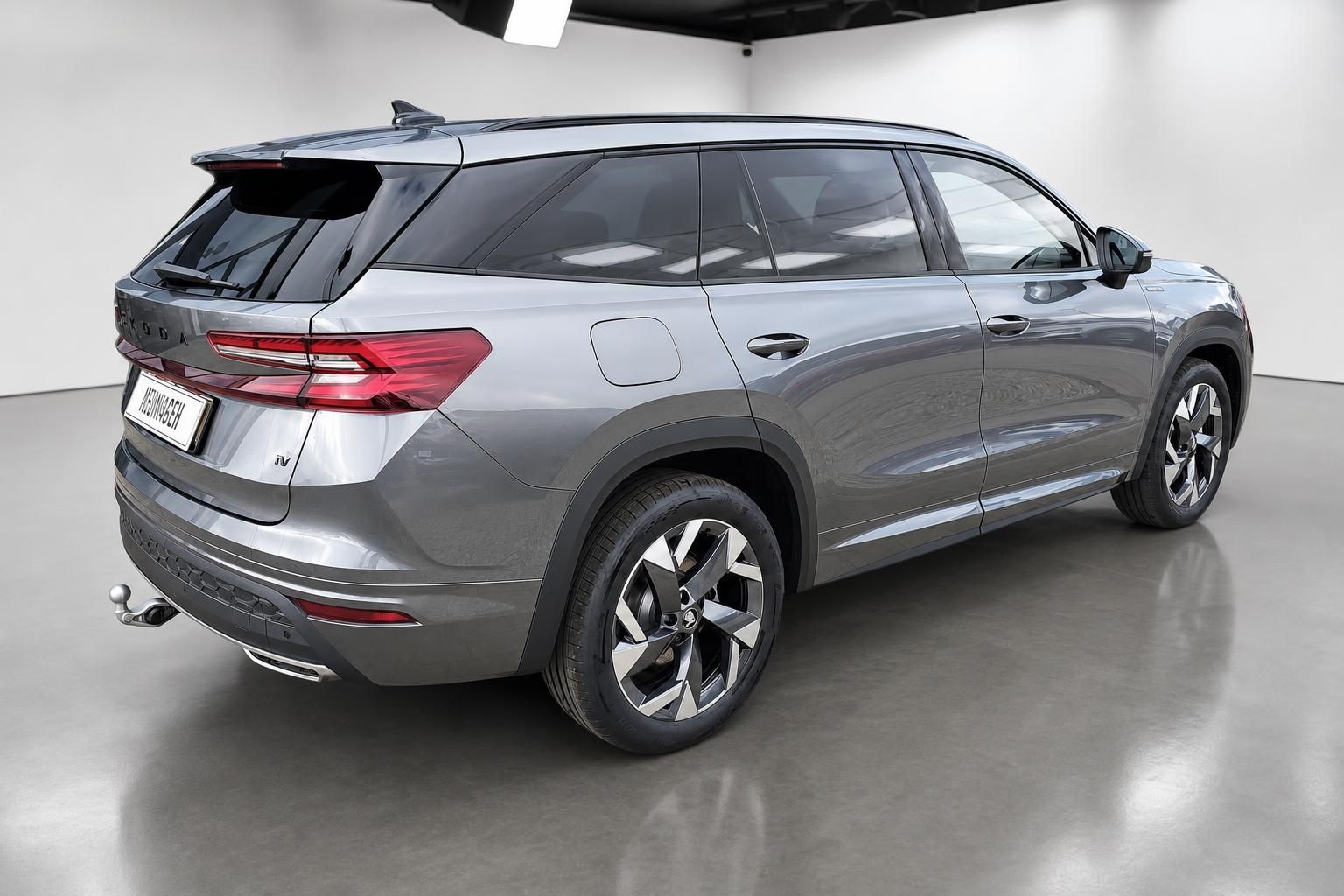 Skoda Kodiaq iV SUV grau, Heck-Seitenansicht mit Anhängerkupplung