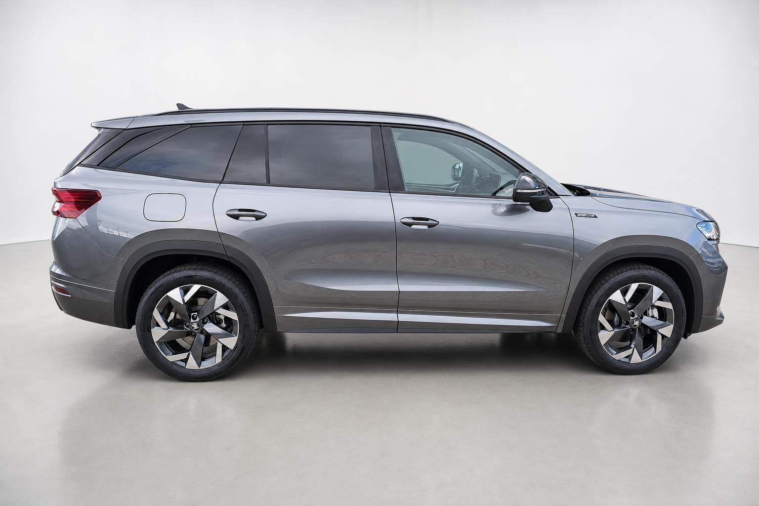 Skoda Kodiaq Sportline SUV in grau, Seitenansicht im Studio