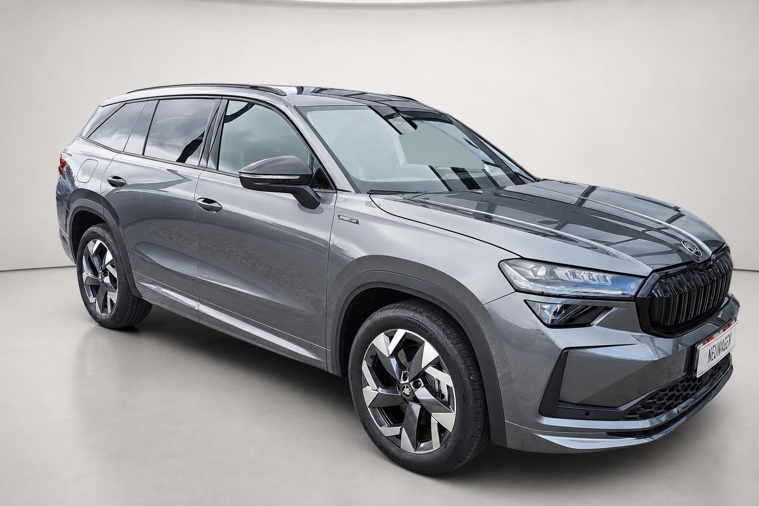 Skoda Kodiaq SUV in Grau metallic, Seitenansicht schraeg vorne