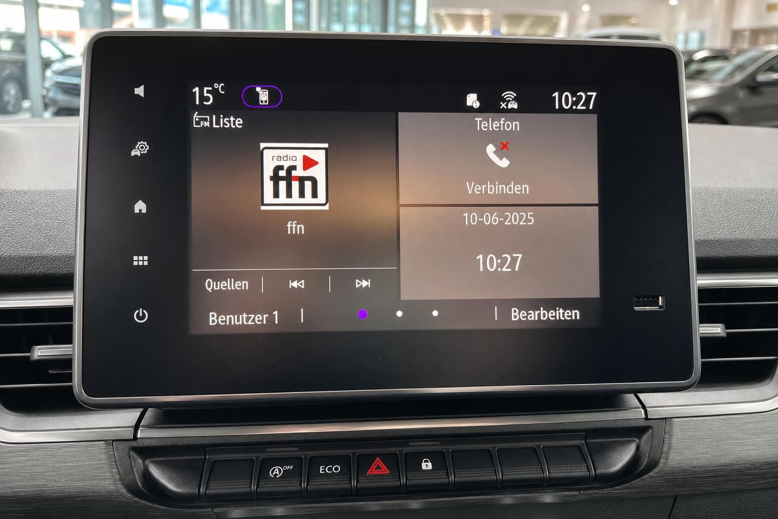 Fahrzeug Infotainment-System mit Radio ffm, Telefon und Navigationsanzeige im Armaturenbrett