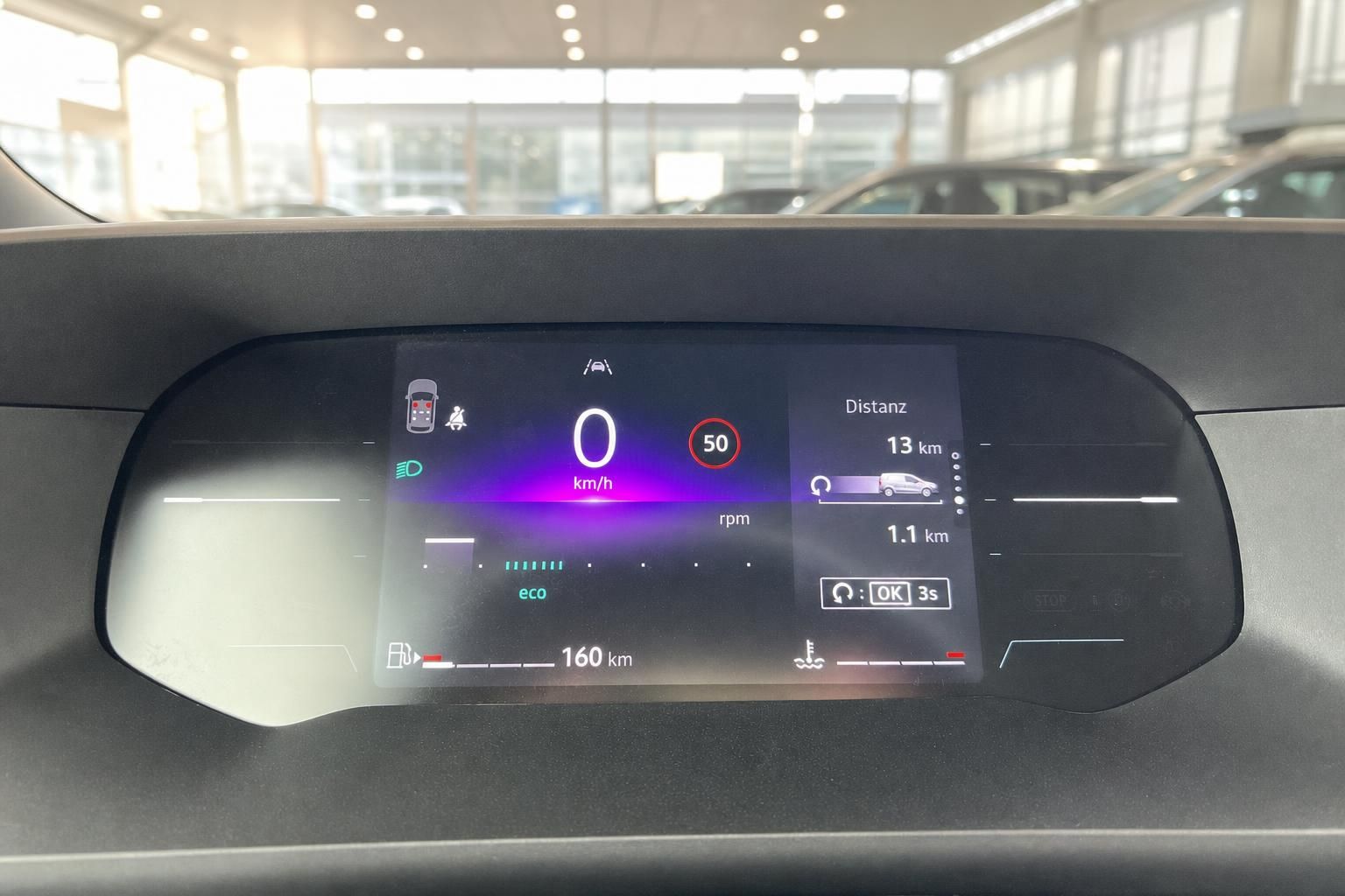 Digitales Fahrzeug-Cockpit mit Geschwindigkeitsanzeige und Navigationsdaten