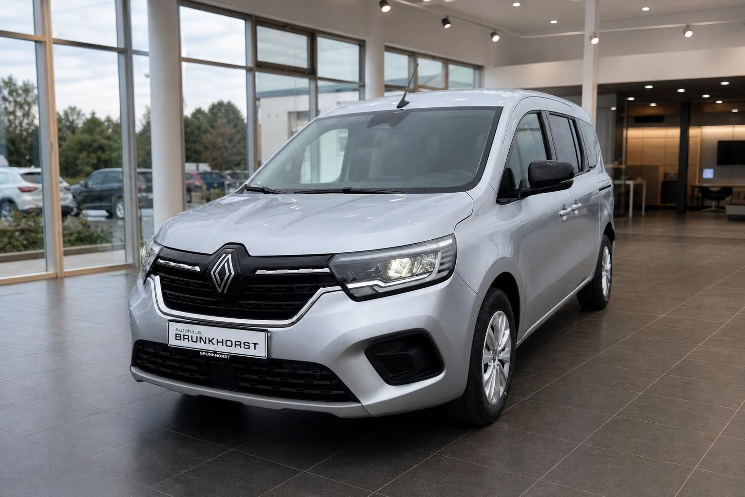 Renault Kangoo silber Familienauto Frontansicht im Autohaus Showroom