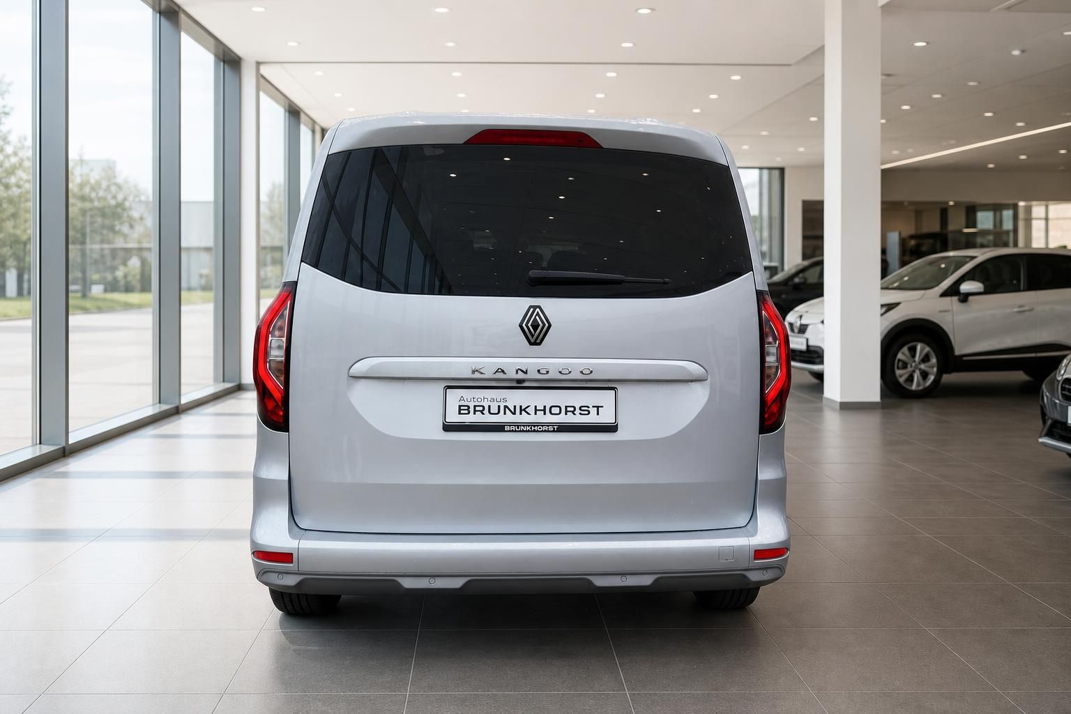 Renault Kangoo silber Heckansicht mit LED-Rücklichtern im Autohaus