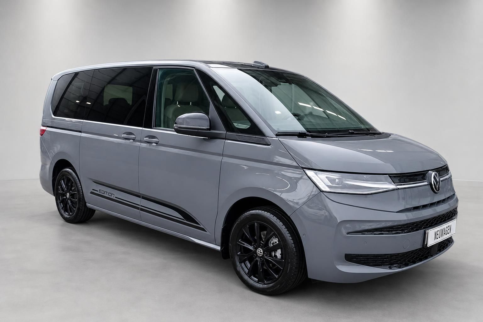 VW Multivan Edition grau, Frontansicht schraeg im Studio