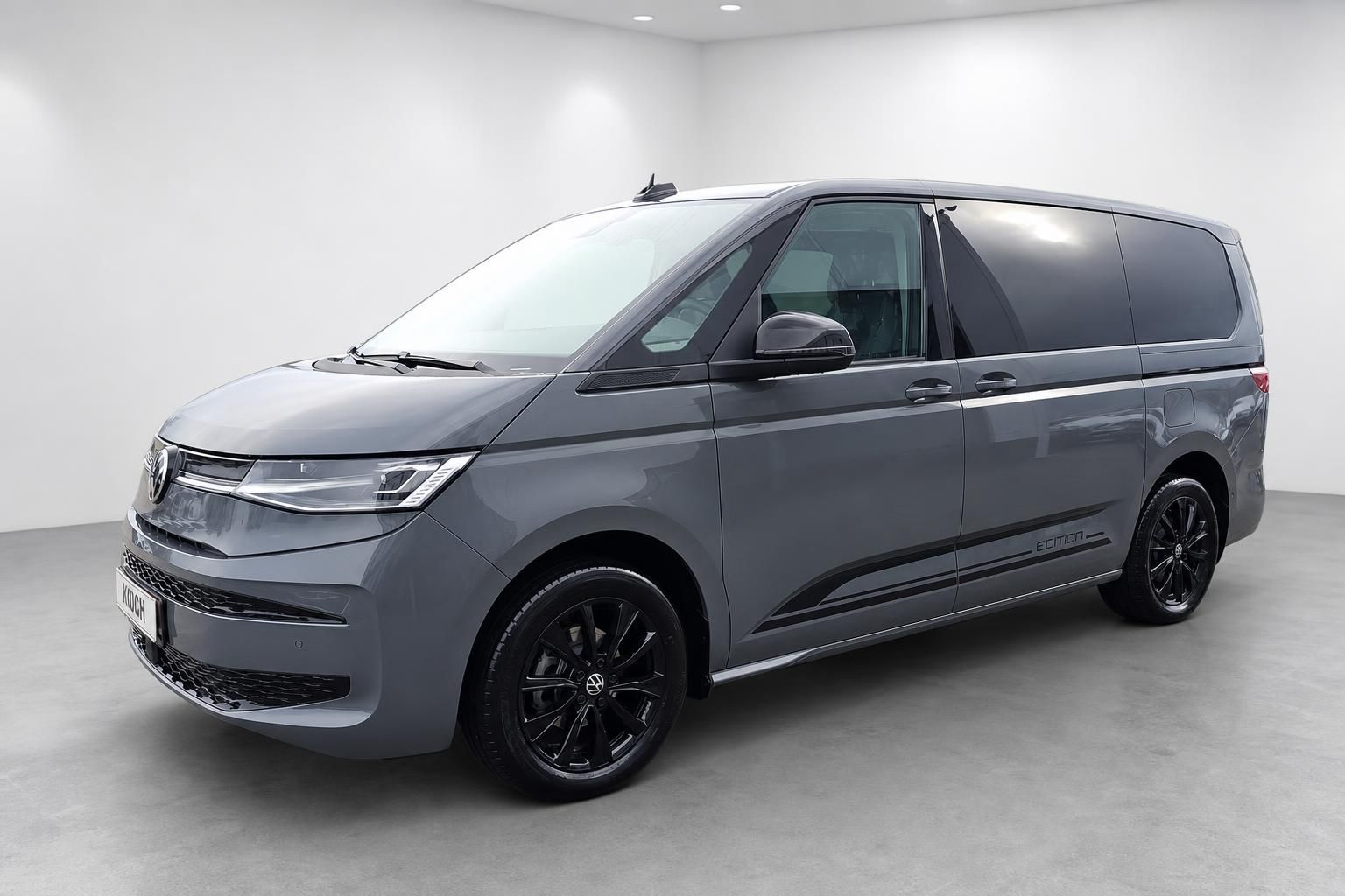 VW Multivan Edition grau, Frontansicht schraeg mit Alufelgen