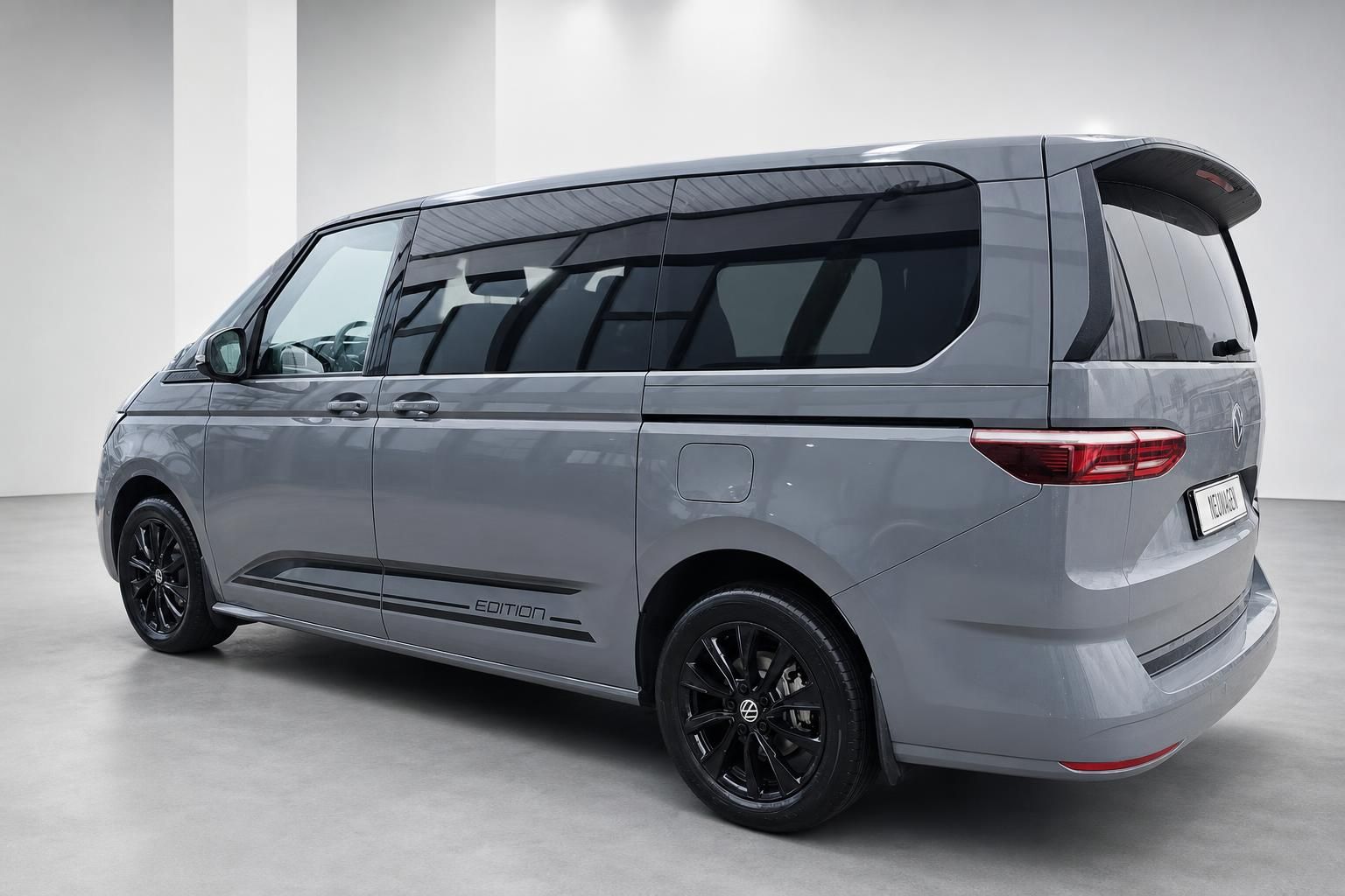 VW Multivan Edition grau, Heckansicht mit schwarzen Alufelgen