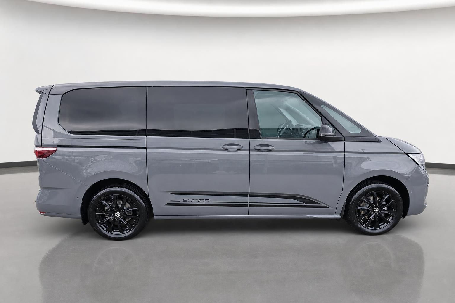 VW Multivan Edition grau Seitenansicht mit Edition-Schriftzug