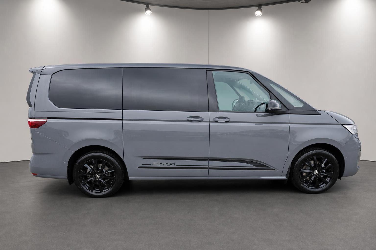 VW Multivan Edition grau Seitenansicht im Studio