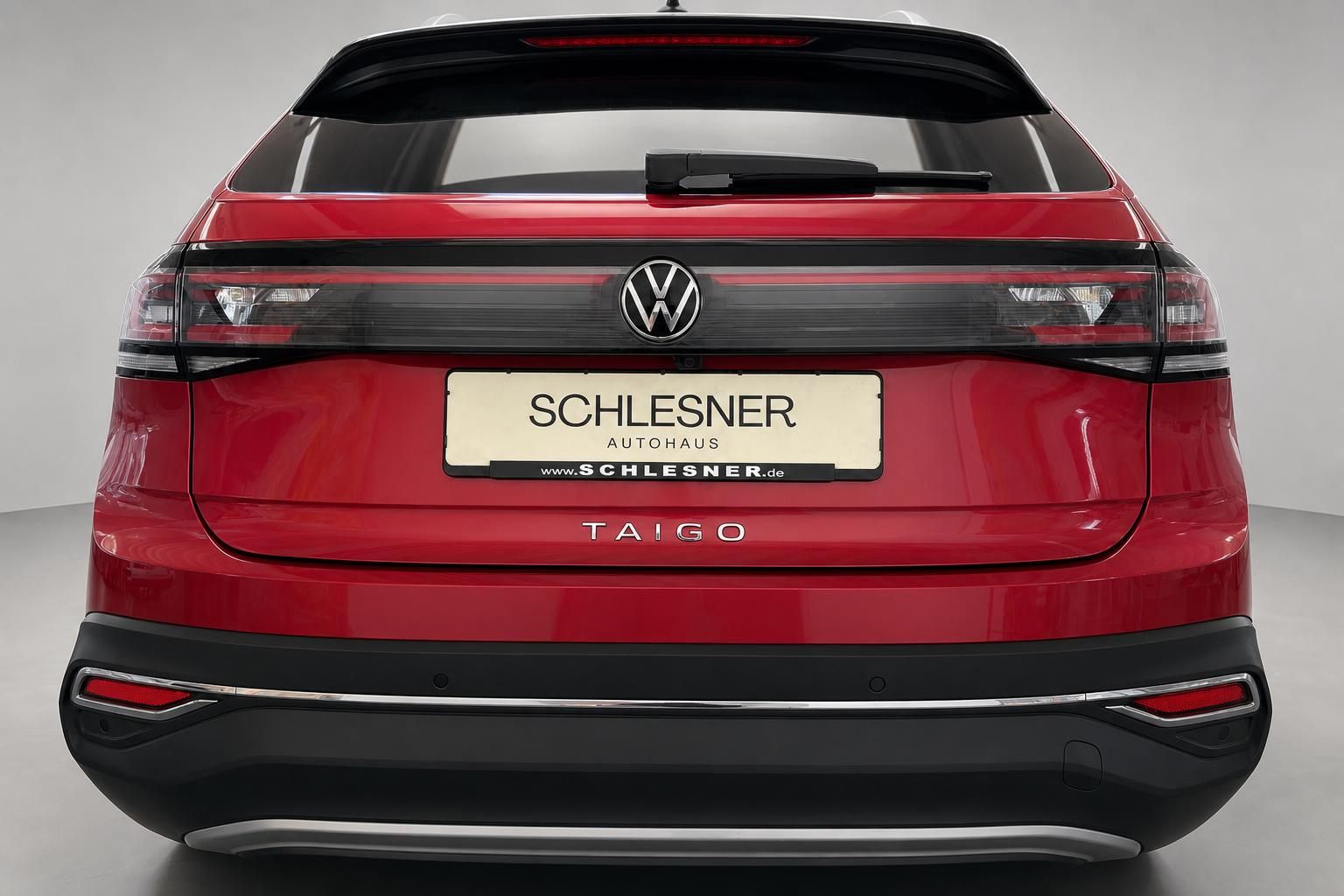 VW Taigo in Rot, Heckansicht mit Modellschriftzug und Ruecklichtern