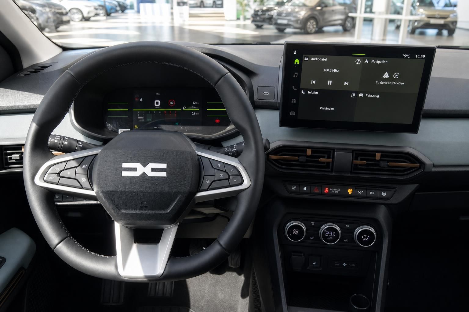 Cockpit mit Lenkrad, Instrumententafel und Touchscreen-Display im modernen Fahrzeug