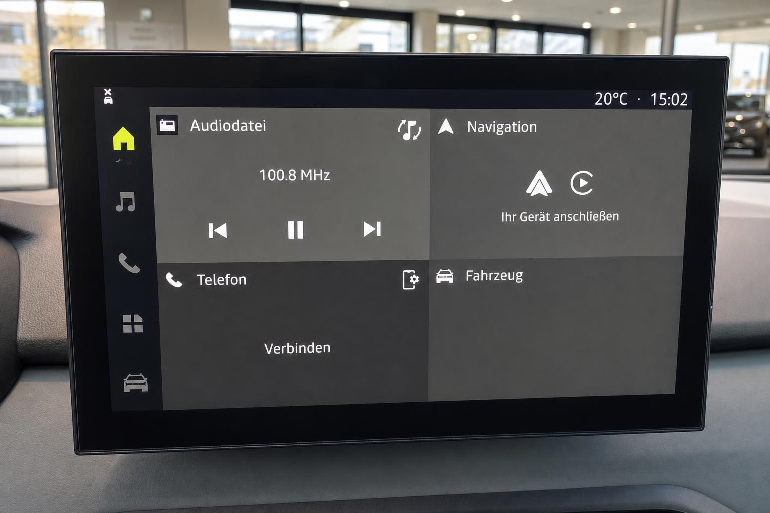 Infotainment-Touchscreen mit Navigation, Radio und Telefonmenü im Fahrzeug-Dashboard