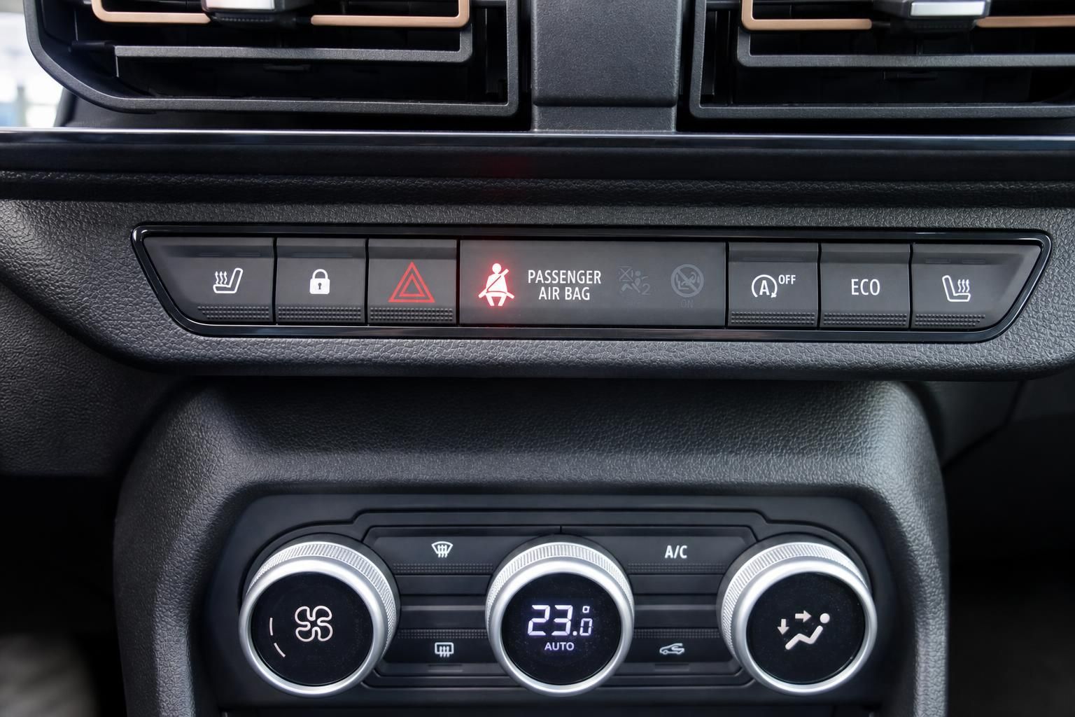 Fahrzeug-Bedienelemente mit Warnleuchten und Klimaanlage im Armaturenbrett
