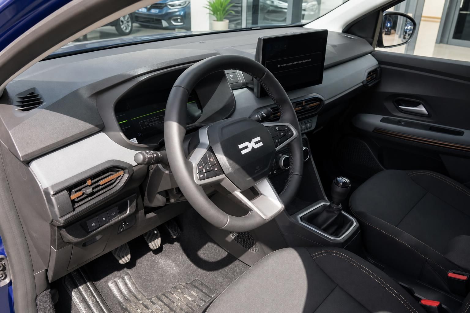 Fahrzeuginnenraum mit modernem Lenkrad, Touchscreen-Display und Bedienungselementen in dunklem Design
