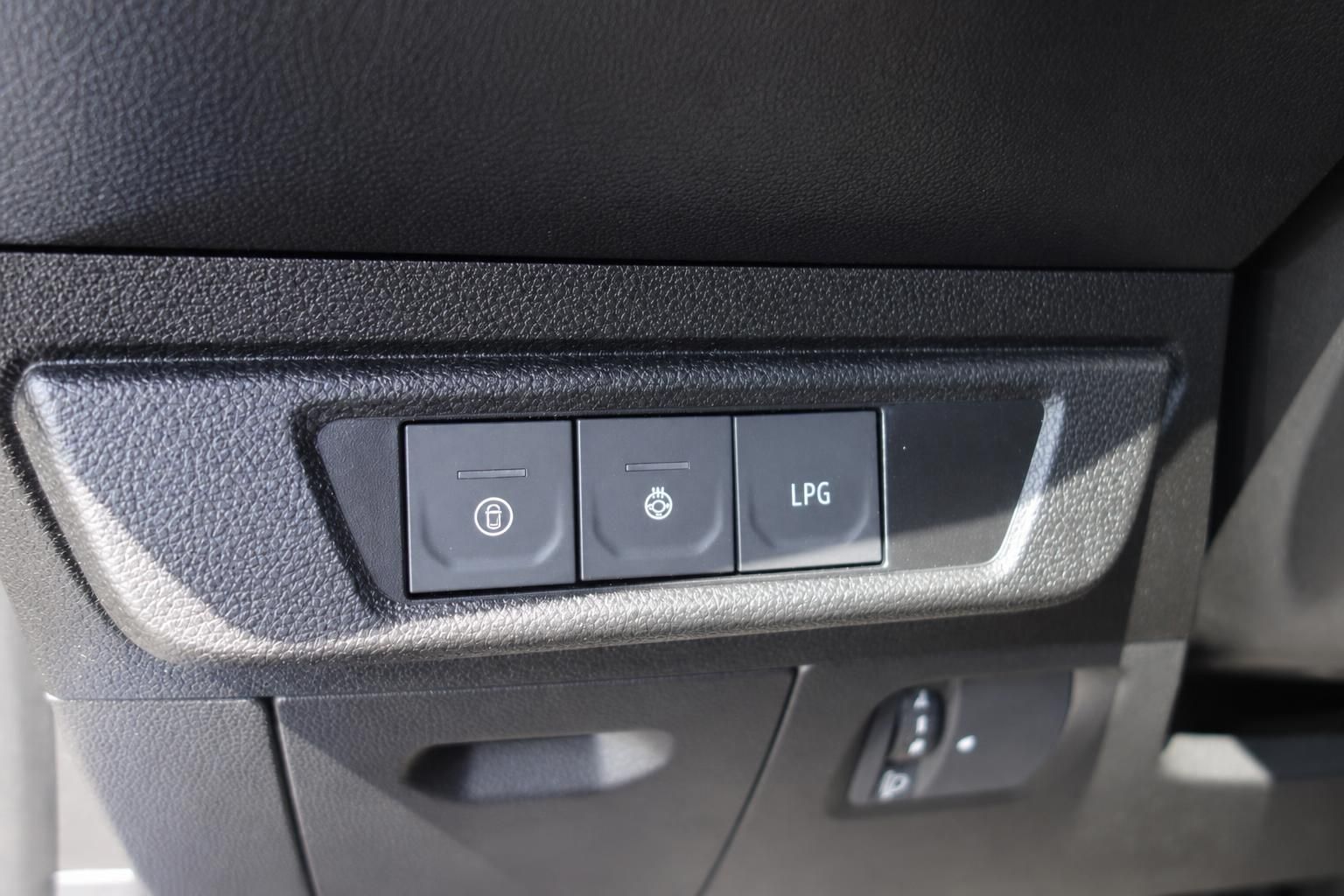 LPG-Schalter und weitere Fahrzeugbedienelemente im Innenraum für alternative Antriebstechnik