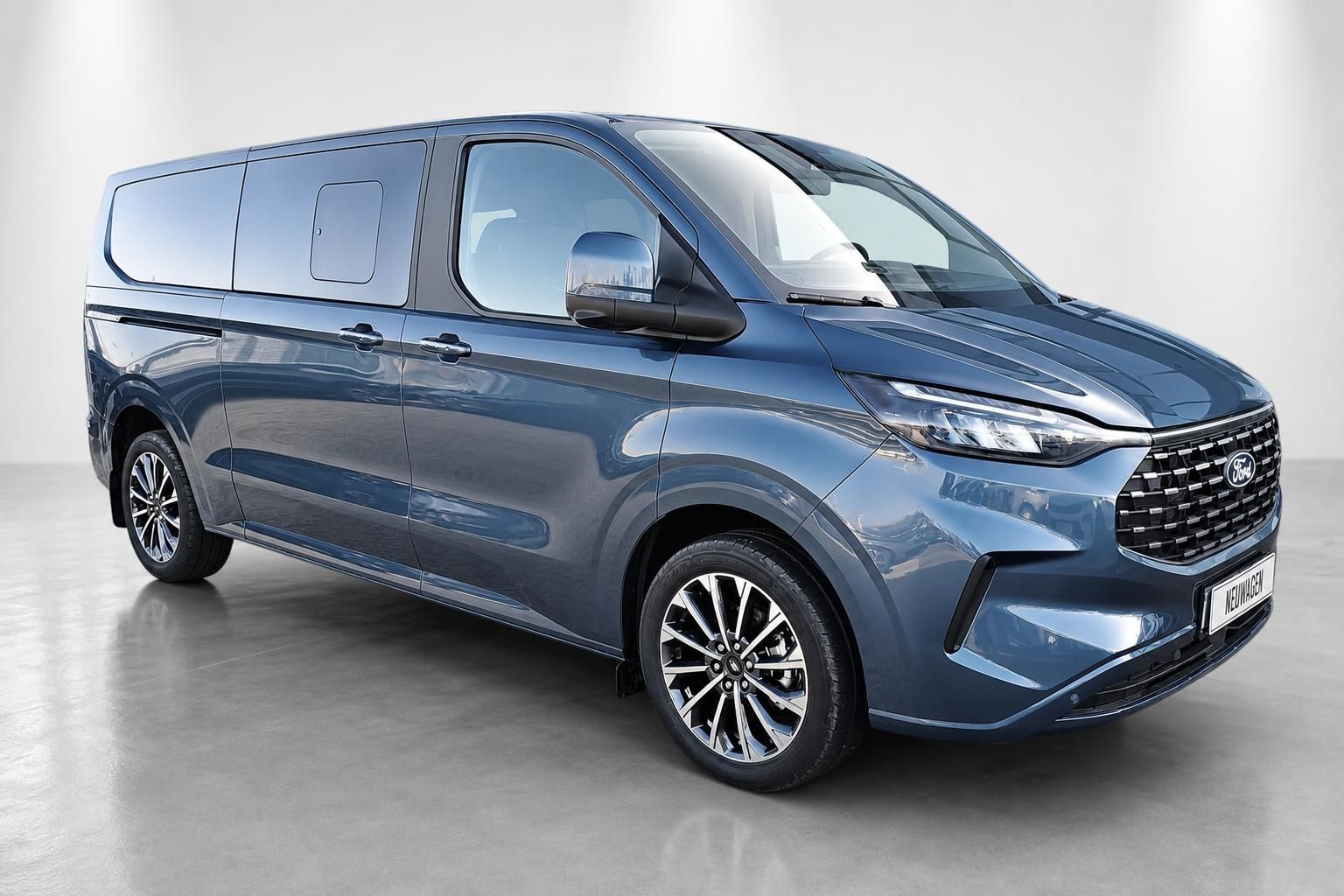 Ford Tourneo Custom grau-blau, Frontansicht schräg im Studio