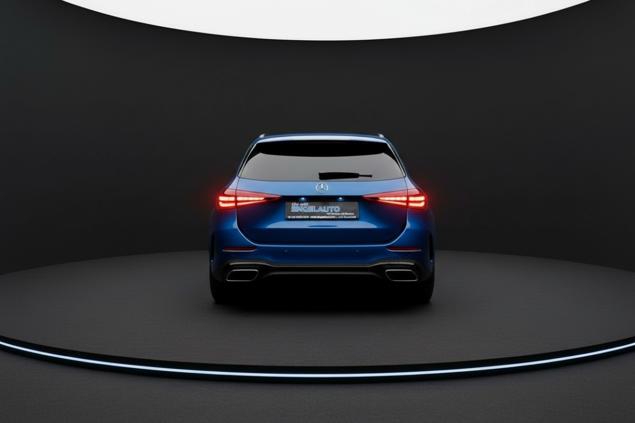 Blauer Mercedes-Benz GLA Kombi Heckansicht im Studio mit LED-Rückleuchten