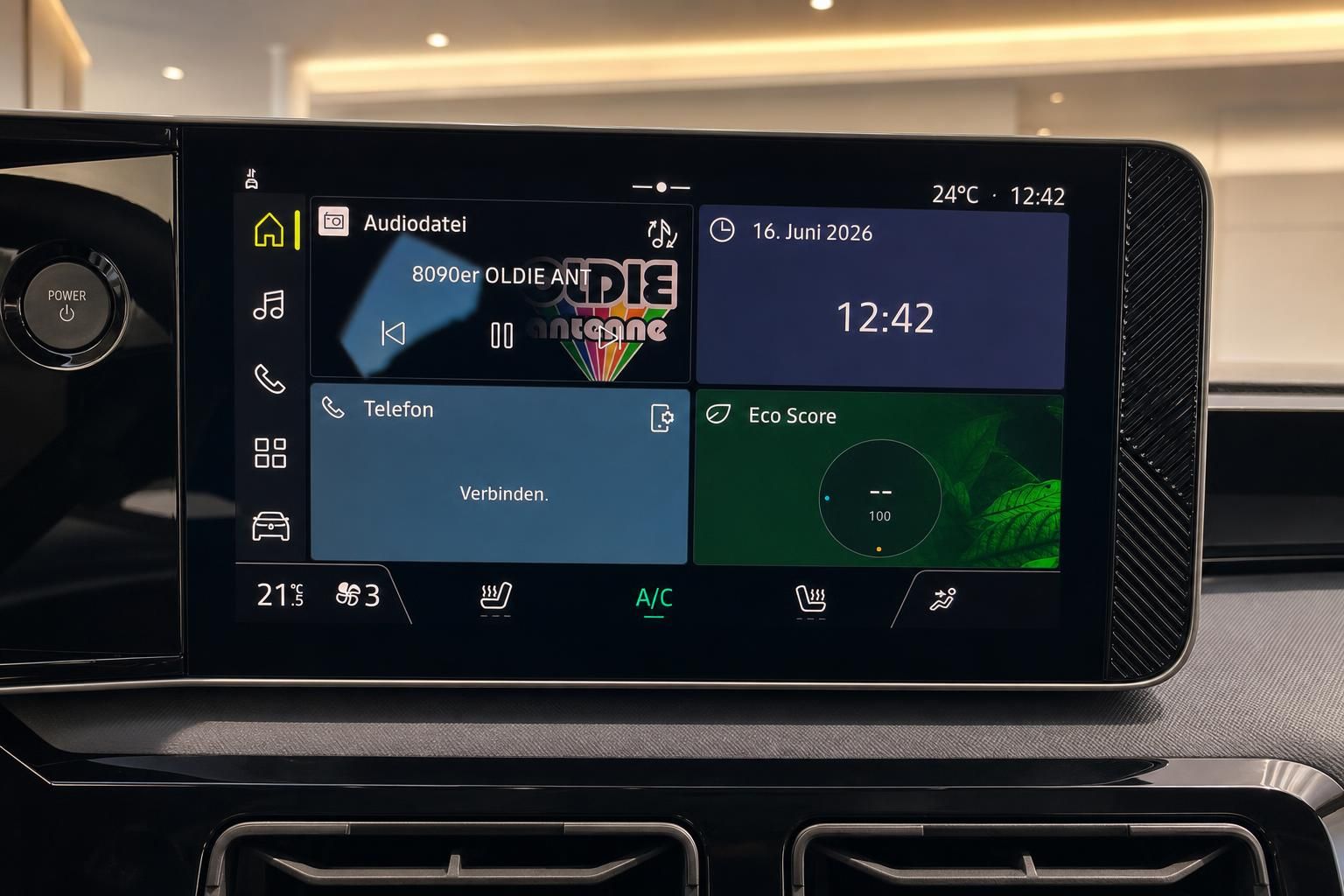 Infotainment-Display mit Uhrzeit, Telefon- und Eco-Score-Anzeige im Cockpit